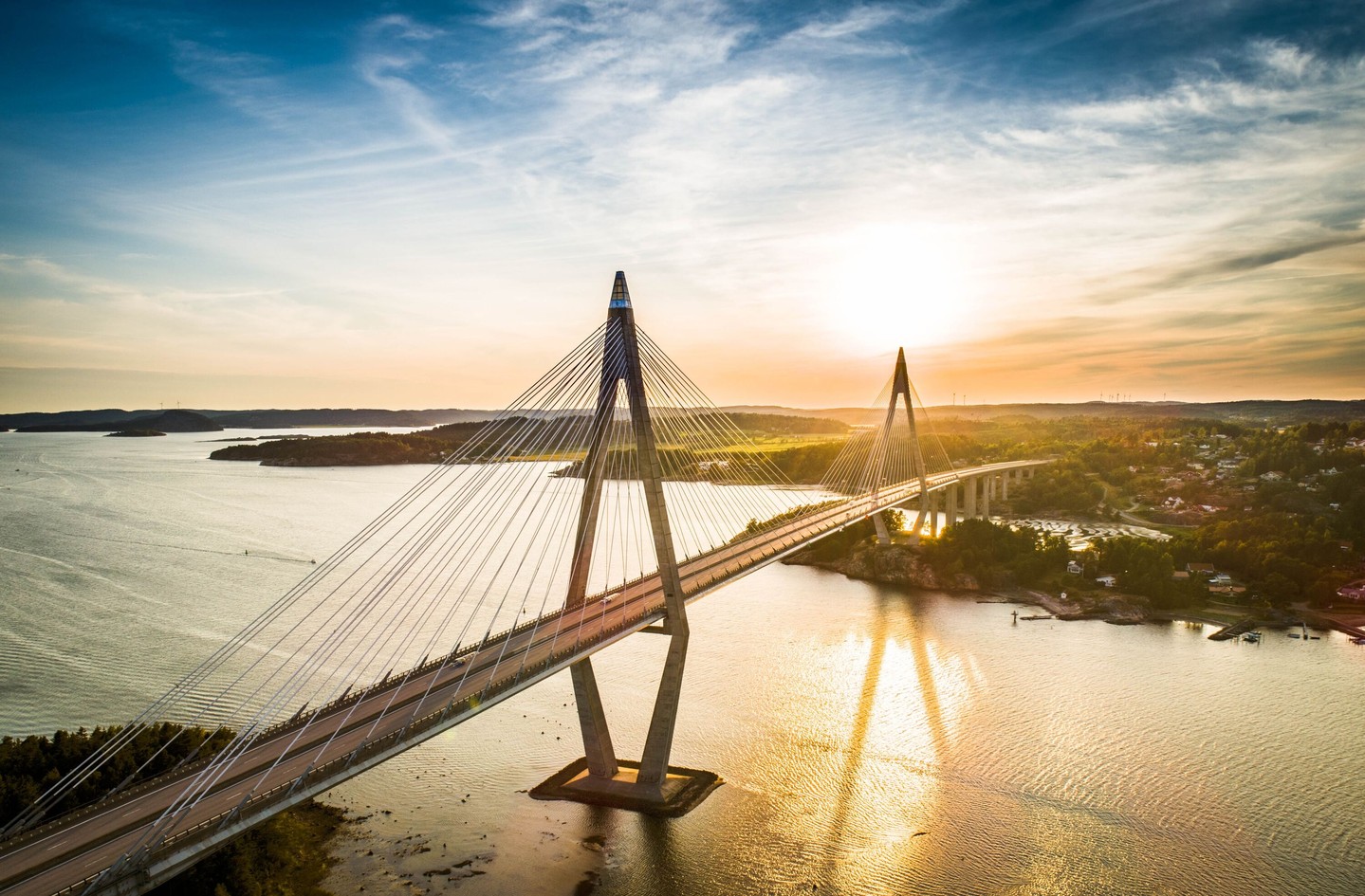 Personlig expertis och rådgivning inom brokonstruktion
Vi på BroLänk är glada över att kunna erbjuda personlig rådgivning genom våra experter.
Två av proffsen är Pelle och Mikael. De besöker gärna er kunder, konstruktörer eller beslutsfattare för att ge värdefull information om:
Spännarmering
Snedkabelbroar
Övergångskonstruktioner
Brolager
Med expertkunskap från de ledande tillverkarna VSL och Maurer kan vi säkerställa att ni får den bästa lösningen för ert projekt.
Genom att involvera våra specialister i ett tidigt skede kan vi optimera processen och skapa ett smidigare arbetsflöde längre fram.
Vi fokuserar på hållbart byggande och lyfter fram möjligheter till underhåll och renovering som ofta är kostnadseffektiva alternativ.
Vi har utvecklat innovativa och beprövade lösningar för övergångskonstruktioner – lösningar som gör skillnad.
Låt oss hjälpa er att ta rätt beslut från start – kontakta oss idag!