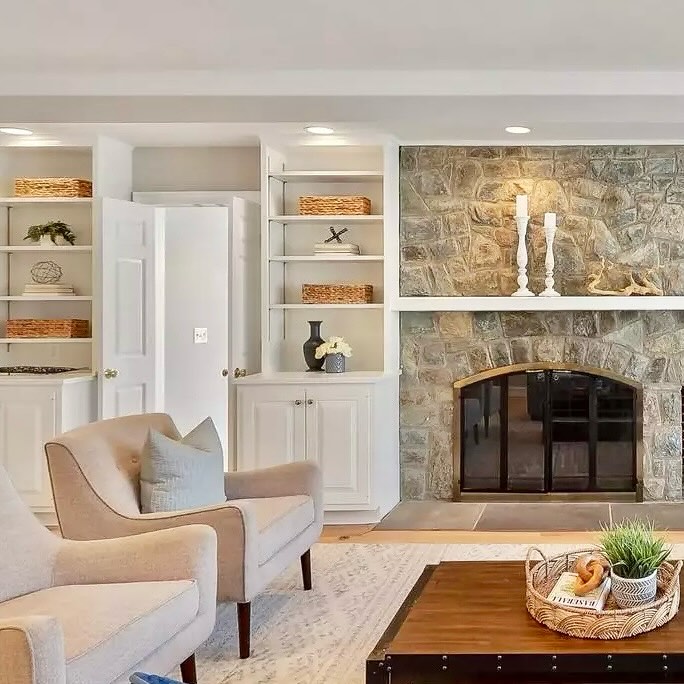 Beautiful home under contract in 3 days #vacantstaging #staginghomes #stagedtosell #berkshirehathawayhomeservices #riverfallspotomac