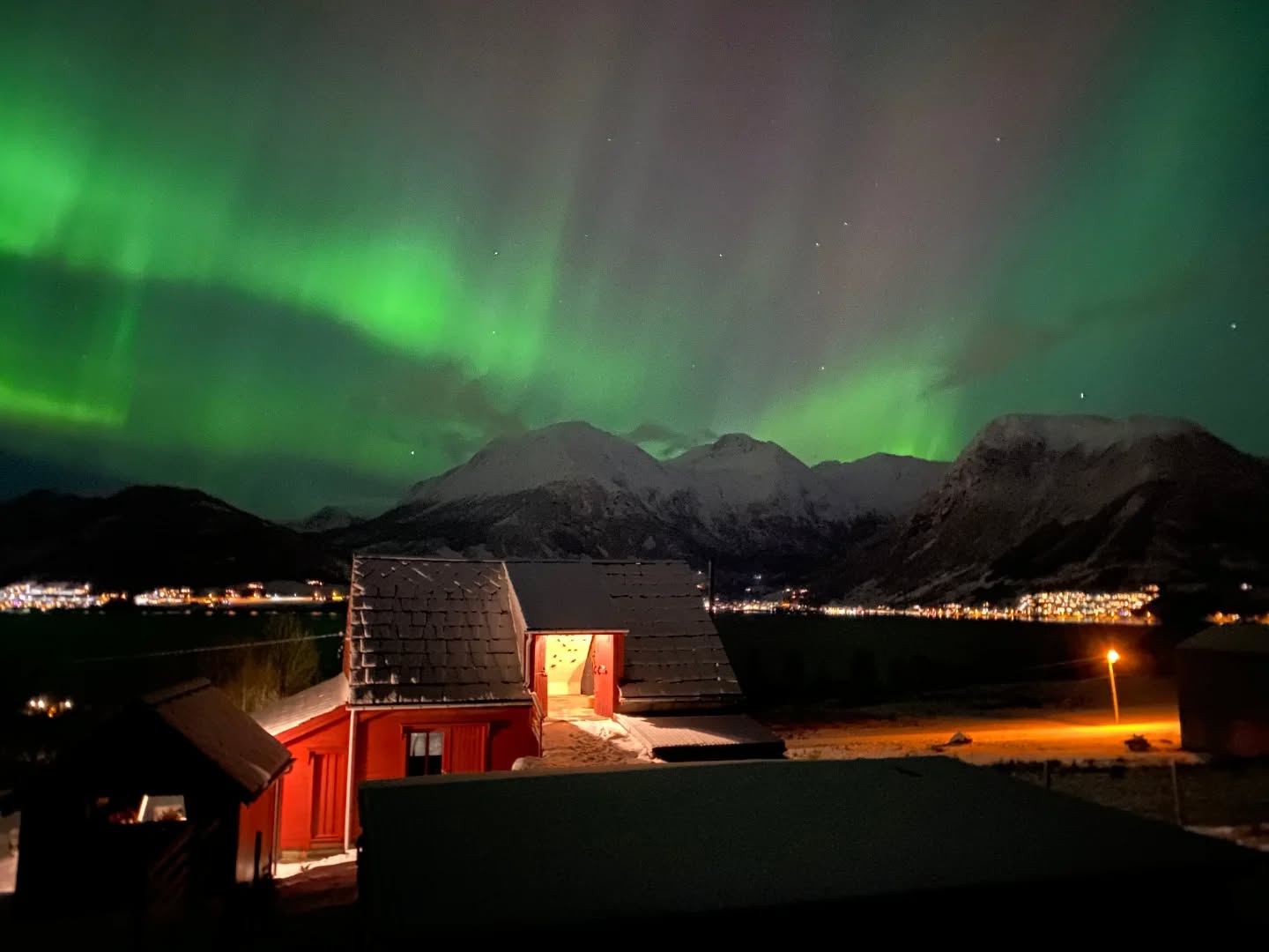 Imagine living here! Amazing picture from @maxcasson , a customer based in Norway, Northern lights and a great board set up to boot... Wouldn't mind walking to the board room if I lived here!🔥🔥💪