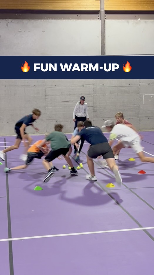This is great for many sports, it improves agility, footwork and reaction time—all super important skills. Side stepping while staying low and changing directions is essential to become a great tennis player. Here are the rules:
1️⃣ The players start by side-stepping in the same direction around the circle.
2️⃣ When the coach calls “SWITCH” the players change directions.
3️⃣ As soon as they hear “GO!” they need to grab a ball in the middle.
4️⃣ Like in musical chairs, the last person is eliminated or loses a life.
🎾 Save it for your future lessons
🎾 Follow @peak_tennis_international for more
#tennistips #agility #footwork #coordination #reaction