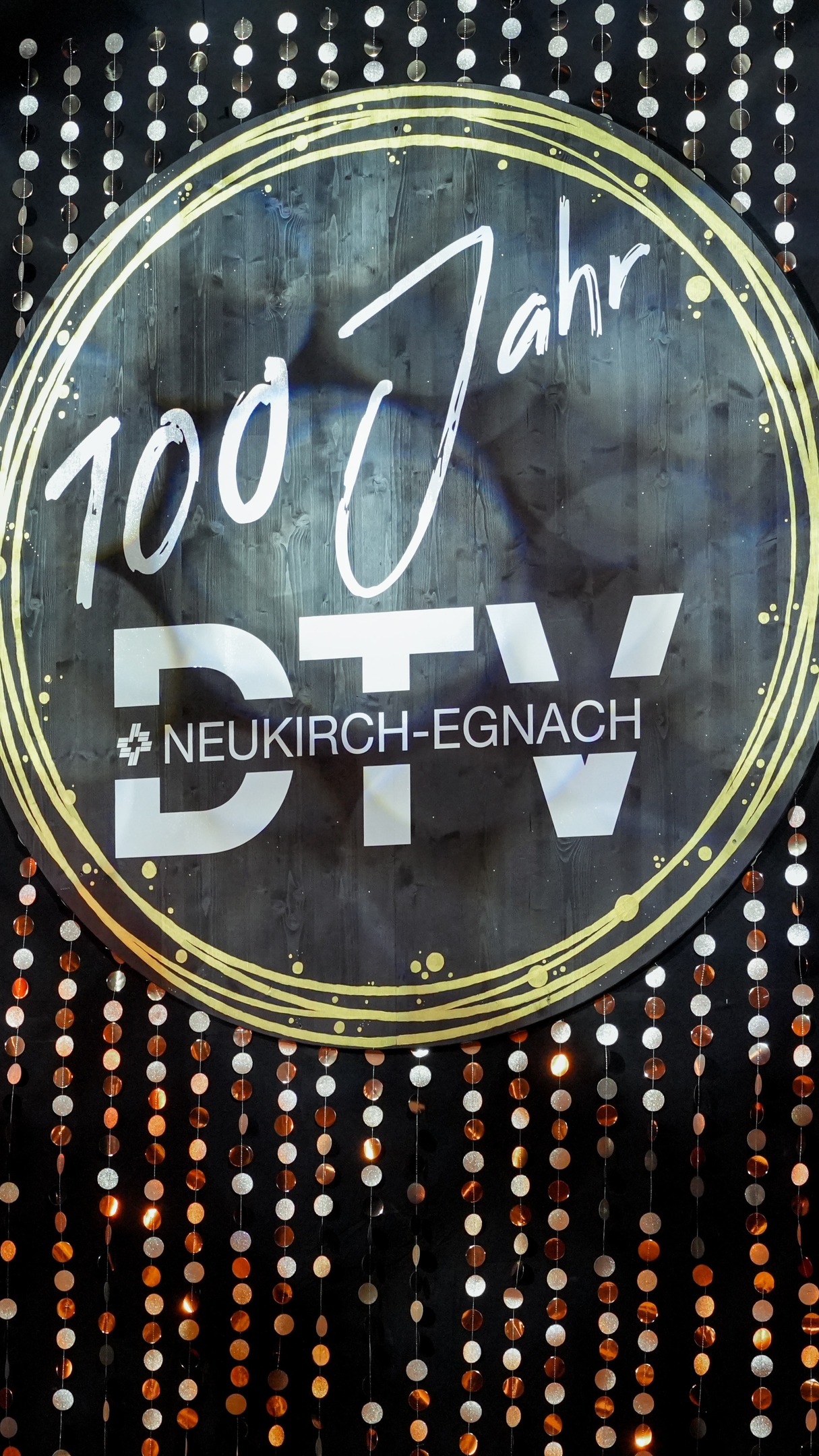 Schön war's - 100 Jahre DTV Neukirch-Egnach!
Wir schauen auf ein einzigartiges Wochenende zurück. Es wurde geturnt, gelacht, angestossen und zusammen gefeiert. 🎉
Herzlichen Dank an alle Gäste, Sponsoren und Helfer/innen für die grossartige Unterstützung.😍