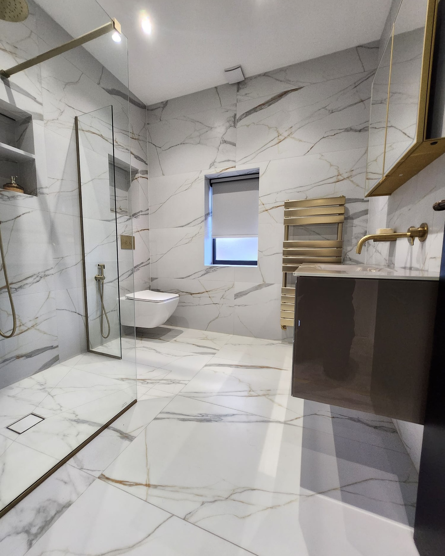 Luxury meets simplicity ✨ This stunning marble-inspired bathroom, complete with gold accents and seamless design, is the perfect blend of elegance and modern style. What do you think of this space? #LuxuryBathrooms #MarbleElegance #ModernDesign
Designed & Supplied By @shethsinteriors