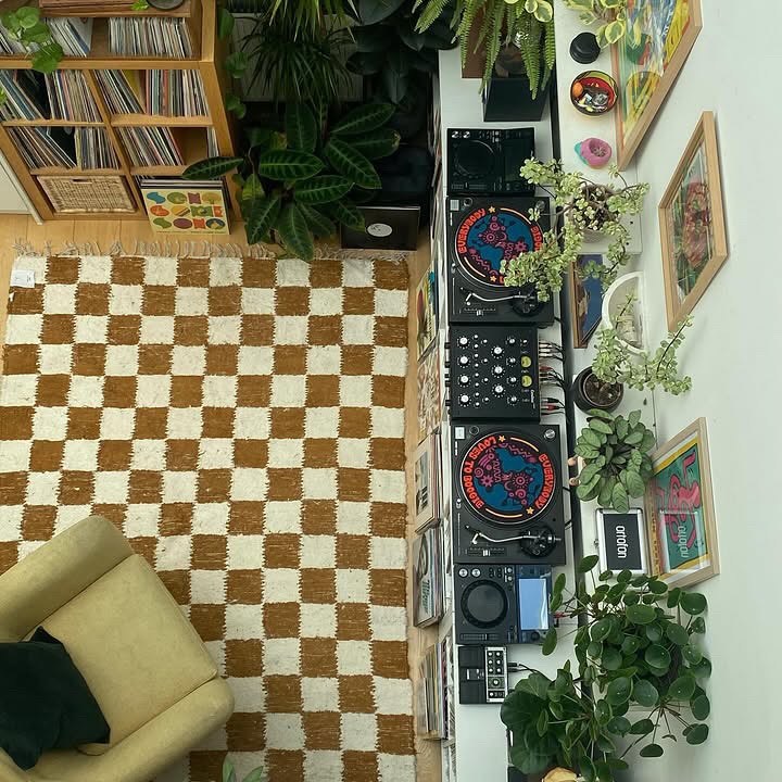 @everybody_loves_to_boogie @delonte__rivers 💿🌿
👉🏼 Follow @doyouspin for more
👉🏼 Follow @doyouspin for more
👉🏼 Follow @doyouspin for more
DM for submission & Email for promotion 📩
#rotarymixer #technics #djsetup #vinyldj #rominimal #classicdj #classicmixer #boutiqemixer #hifi #audiophile #hifidj #djlife #vinyljunkie #vinyladdict #technics1210 #sl1200 #doyouspin #djdesk #djbooth #listeningbar #recordstore #vinylonly #djculture