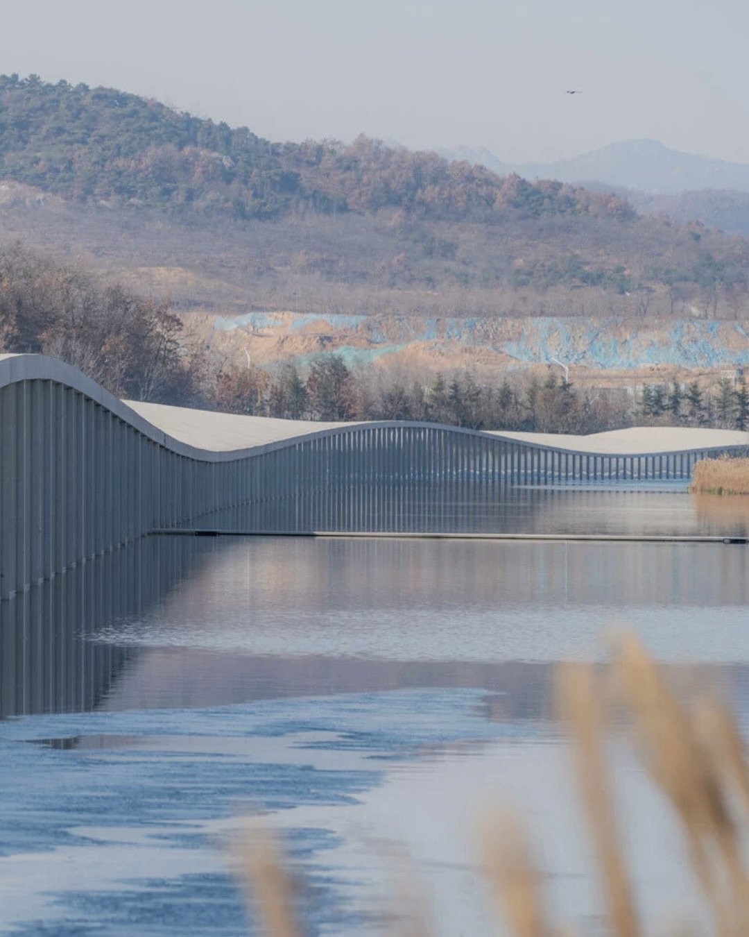 Le Zaishui Art Museum, conçu par l’architecte japonais Junya Ishigami, s’étend sur un kilomètre à travers un lac artificiel dans la province du Shandong, en Chine. Ce musée polyvalent abrite des espaces d’exposition, un centre d’accueil pour les visiteurs et des zones commerciales.
🔍 Fait intéressant : Le bâtiment est conçu de manière à permettre à l’eau du lac de pénétrer à l’intérieur, brouillant ainsi la frontière entre l’architecture et la nature. Cette approche crée une expérience immersive pour les visiteurs, qui peuvent se promener le long de la structure tout en étant entourés par l’eau.
#JunyaIshigami #ZaishuiArtMuseum #Architecture #Design #ArtContemporain #GaronSA #InvestissementsDurables
Image : @junya.ishigami_associates archdaily.com architecturalrecord.com Michel Nagl