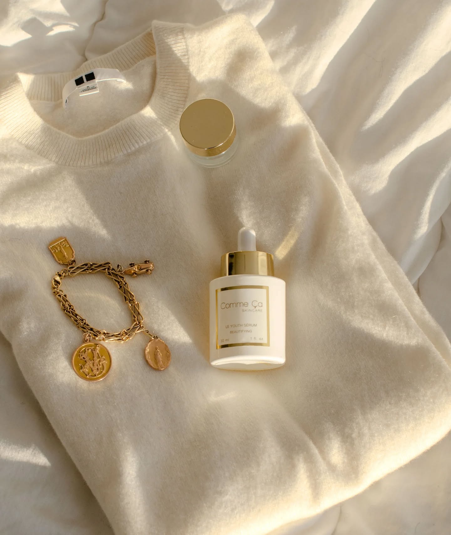 First things first; always starting the day with Le Youth Sérum 🤍✨️
•
•
What is your favorite skincare product to use in the morning?