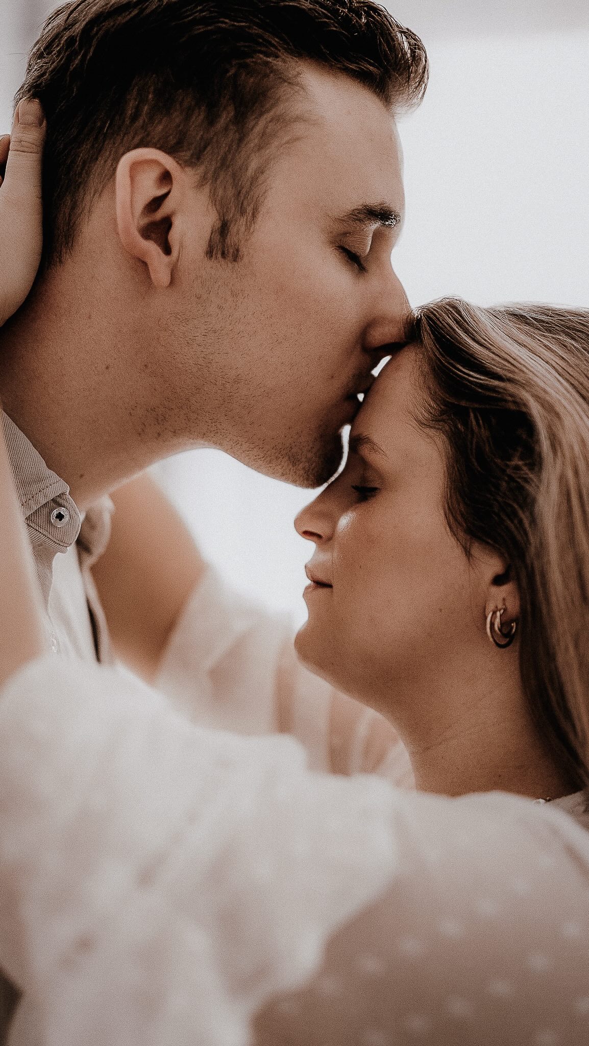 „Wusstest du, dass derjenige, der am wenigsten Lust aufs Shooting hat, am Ende am wichtigsten ist?“
Warum?
Weil echte Momente zwischen euch nur dann entstehen, wenn ihr euch aufeinander einlasst.
Dein Partner ist derjenige, der dich zum Lachen bringt, der deine Hand hält, der eure Kinder auf den Arm nimmt. Er ist der Teil der Geschichte, den du später nicht nur auf den Bildern sehen, sondern in deinem Herzen spüren wirst.
Und genau deshalb fange ich diese Momente für euch ein – selbst wenn dein Partner anfangs keine Lust hatte!
Und glaub mir, am Ende sind es oft genau die, die überrascht sagen: „Das hat ja doch Spaß gemacht!“
Kennst du das auch? Dann lass es mich gerne in den Kommentaren wissen und helfe dir dabei, deinen Partner zu überzeugen.
Ich freue mich schon, von dir zu hören!
Hast du schon mein Gewinnspiel gesehen? Das wäre doch eine wunderbare Möglichkeit. Mach noch schnell mit…🤎
#Familienfotos #EchteMomente #KinderFotografie #NatürlichkeitVorPerfektion #EntspannteEltern #FamilienfotografieHamburg #AuthentischeFotografie #FotosDieBleiben #Höltigbaum #Rahlstedt
FAMILIENFOTOGRAFIN
FOTOGRAFINRAHLSTEDT