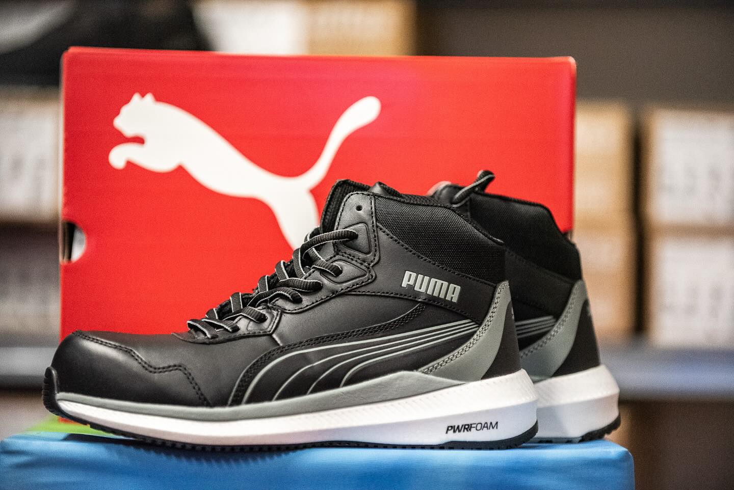 PUMA Zoom S3 – Sicherheit mit maximalem Komfort! 👟🦺
Leicht, robust und bequem: Die PwrFoam-Zwischensohle sorgt für optimale Dämpfung, während die Fiberglaskappe und der FlexGuard® Durchtrittschutz deine Füße zuverlässig schützen. Dank der rutschfesten HRO Gummisohle hast du auf jedem Untergrund festen Halt! ✅
#PUMA #ZoomS3 #Sicherheitsschuhe #Workwear #PwrFoam #SafetyFirst