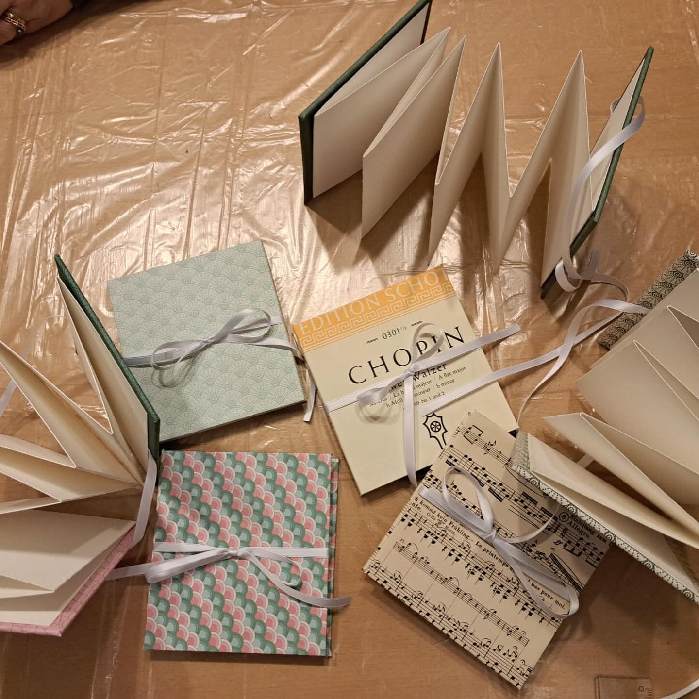 🖌️ Un’esperienza creativa da ricordare! 📖✨
Lunedì 17 febbraio abbiamo dato vita al nostro workshop di costruzione del leporello! 🎨✍️
Sotto la guida di Silvia ed Alessandra, ci siamo messi all’opera con carta, piegature e colla, scoprendo come realizzare un taccuino fatto a mano, perfetto per accompagnarci nelle future sessioni di sketching en plein air… e non solo!
Ognuno è tornato a casa con il proprio leporello personalizzato, pronto a riempirlo di storie, schizzi e ricordi.
✨ Grazie a tutti per aver condiviso con noi questa esperienza con curiosità ed entusiasmo! ✨
📸 Scorri per vedere i momenti del workshop e i leporelli completati!
#UrbanSketchersTicino #Leporello #WorkshopArtistico #SketchingWorkshop #DisegnoDalVero #CreaConNoi #ArteEnPleinAir #TicinoCreativo #SketchLife