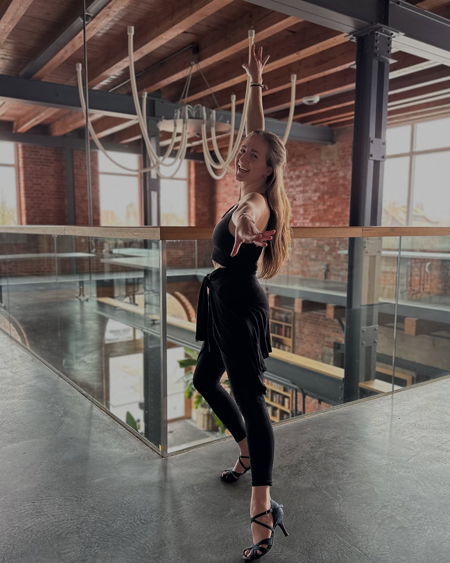 ✨ A little Dance Session ✨
Am vergangenen Wochenende habe ich eine kleine Tanzrunde mit der lieben @alenafe17 eingelegt – und nebenbei die Location-Themen für die Tanzkurse im März besprochen.
Neben dem Solo-Tanzangebot freue ich mich auch sehr auf die Paartanzkurse – hier gibt es noch reichlich Platz für Tanzwütige und alle, die es noch werden wollen! 💃🕺✨
Wer ist dabei? Ich freue mich auf euch! ❤️
#paartanz #solotanz #weddingdance #firstdance #eislingen #göppingen #hochzeitstanz