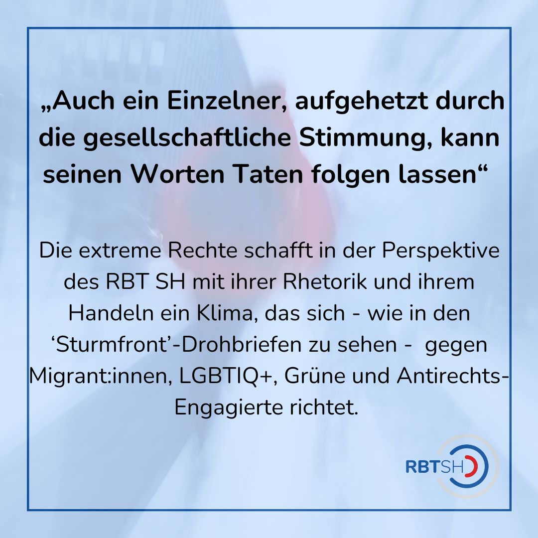 Auch wenn die ‚Sturmfront‘ bisher noch nicht öffentlich in Erscheinung getreten ist, äußert Torsten Nagel vom Regionalen Beratungsteam gegen Rechtsextremismus gegenüber der taz: „Ob Einzelperson oder Gruppe, die Drohschreiben verbreiten Hass und Terror und phantasieren eine unmittelbar bevorstehende Machtergreifung des ‚Volkes‘ herbei“, sagt er. Er betont, dass die AfD mit ihrer Rhetorik und ihrem Handeln ein Klima schaffe, das sich gegen Migrant:innen, LGBTIQ+, Grüne und Antirechts-Engagierte richte. „Auch ein Einzelner, aufgehetzt durch die gesellschaftliche Stimmung, kann seinen Worten Taten folgen lassen“.
Den ganzen Artikel von Andreas Speit findet ihr hier:
https://taz.de/Rechte-Drohbriefe-in-Schleswig-Holstein/!6066914/