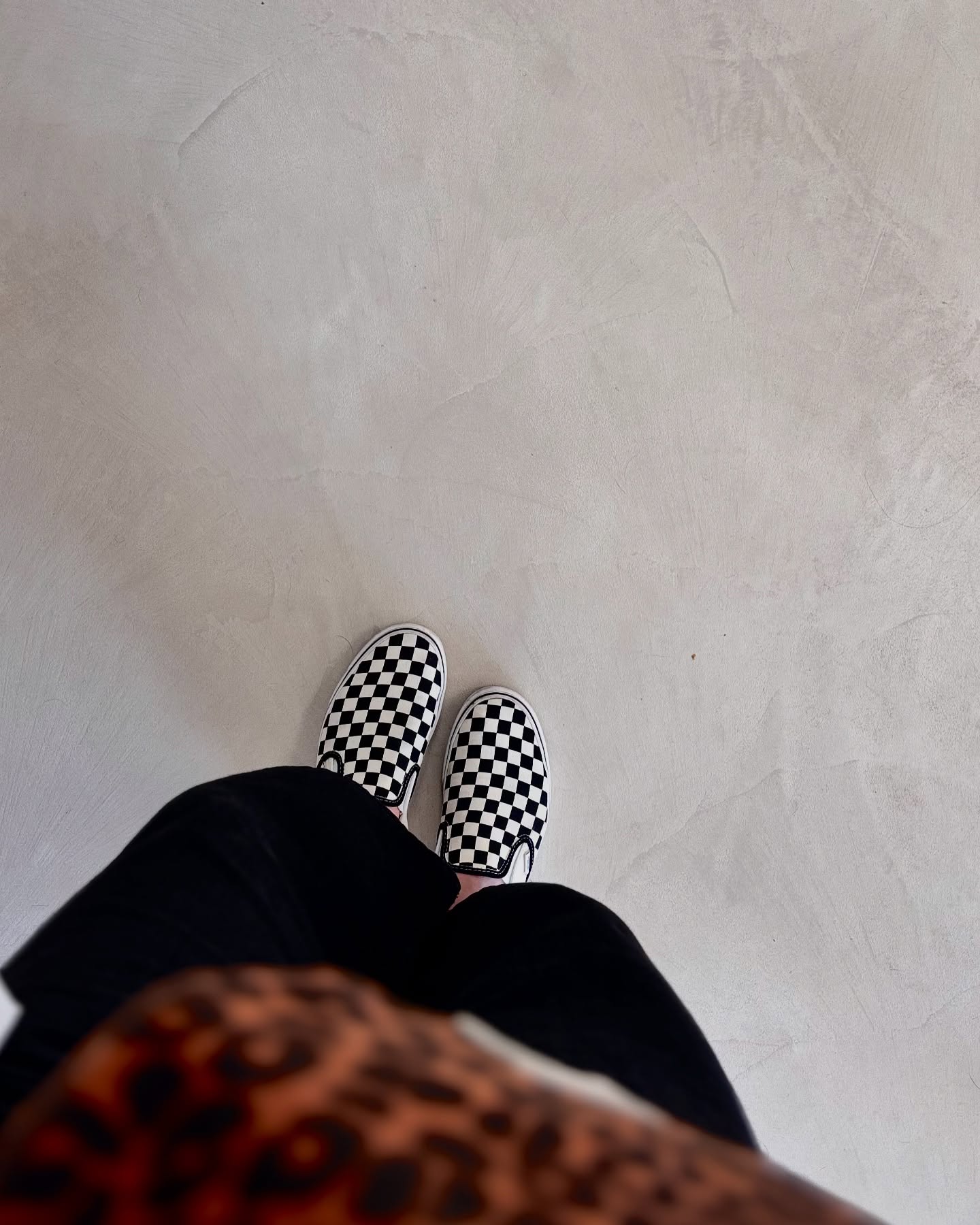 Aujourd’hui, j’ai eu le plaisir de découvrir le showroom de @gbr_betoncire avec toute la gamme @mariusaurenti. J’ai pu plonger dans leur histoire et leur savoir-faire exceptionnel.
Un immense merci à @gbr_betoncire et @mariusaurenti pour cette invitation !
Je suis impatiente de proposer de nouveaux projets avec leurs magnifiques revêtements naturels…
À qui pourrais-je présenter ces idées ?
- Un projet en béton ciré ?
- Un projet mettant en avant des matières naturelles et chaleureuses ?
- Mobiliers, sols, murs ?
Tout est possible!
J’ai déjà une multitude de propositions en tête !
.
.
.
#au50bis #decoratricedinterieur #decoratrice #decorationinterieur #decoration #interiordesign #homedecor #home #instadesign #instadeco #igersbordeaux #decoratricebordeaux #architectureinterieure #architectedinterieurbordeaux #renovationbordeaux #betoncire #betonmural #peinturevegetale #peinturenaturelle #mariusaurenti #gbrrenovation #betondecoratif