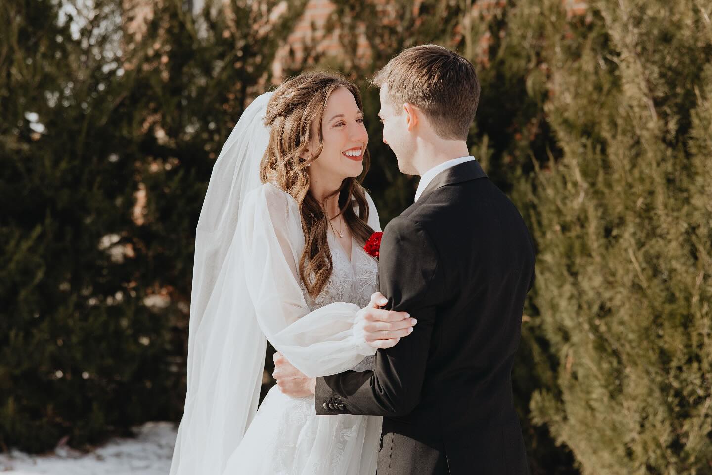 Winter weddings are always my favorite. There’s something so special about watching my couples take care of each other to make sure they’re warm during pictures that truthfully warms your heart. Julie and Hank’s Vendor team were an absolute dream to work with: Coordination: @weddingelegance Venue: @warrenplacevenue Photography: @photo__kc Videography: @taylordfilmco_kc Florist: @irisfloral.design Catering: @garozzosristorante DJ: Jack Ingram