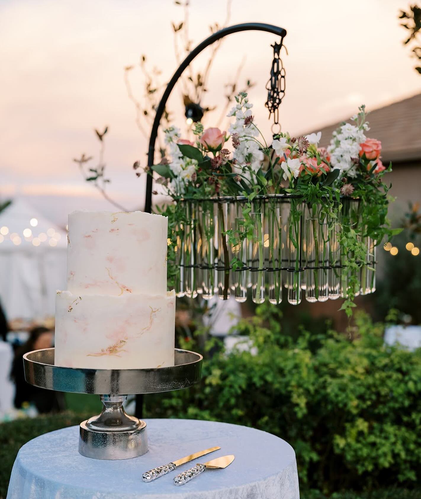 Wedding cake display for the win! 🍰
.
.
Photo: @mfeltphotography
Cake: @frostedbydanzi
Planning+Design: @poppylaneevents_st.george
Decor+Florals: @poppylaneevents_st.george
.
.
#cakegoals #stgeorgeweddingplanner #poppylaneeventsstgeorge #weddingcake#southernutahweddingplanner