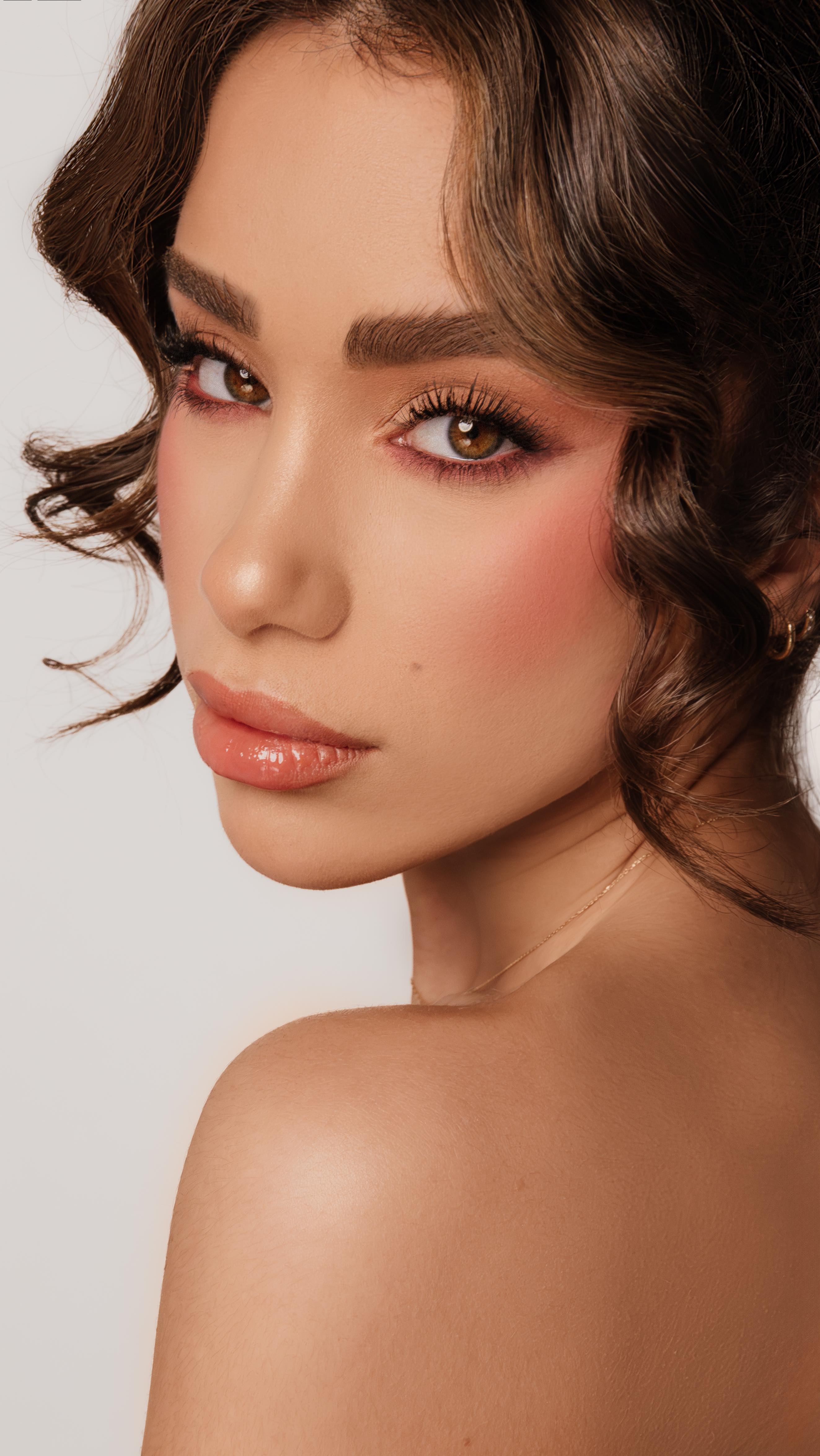 Wenn das mit der Bildbearbeitung mal immer so schnell gehen würde 😌 Heute zeige ich euch mal etwas anderes als die gewohnten Babybauch und Kinder Bilder. 🤭 Sowas hier mach ich zwischendurch auch mal. ✨
Perfect Make Up by @luxuryfacesstudio
Beauty @l.x95_
Lasst den beiden auch Liebe da. 🤍