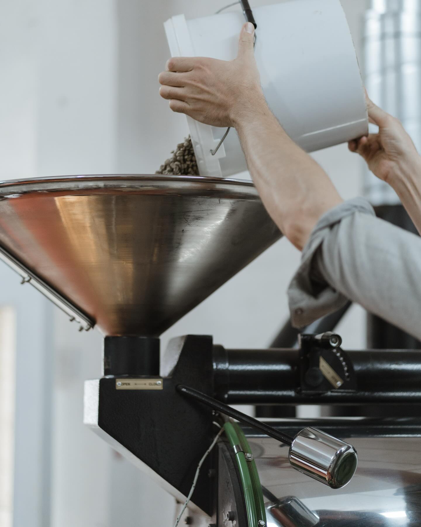 A new coffee has just hit the website 🇷🇼 A fully washed red bourbon with bright peach acidity, black tea complexity and a honey sweetness. Enjoy! 💚
📸 @otagostreetcollective