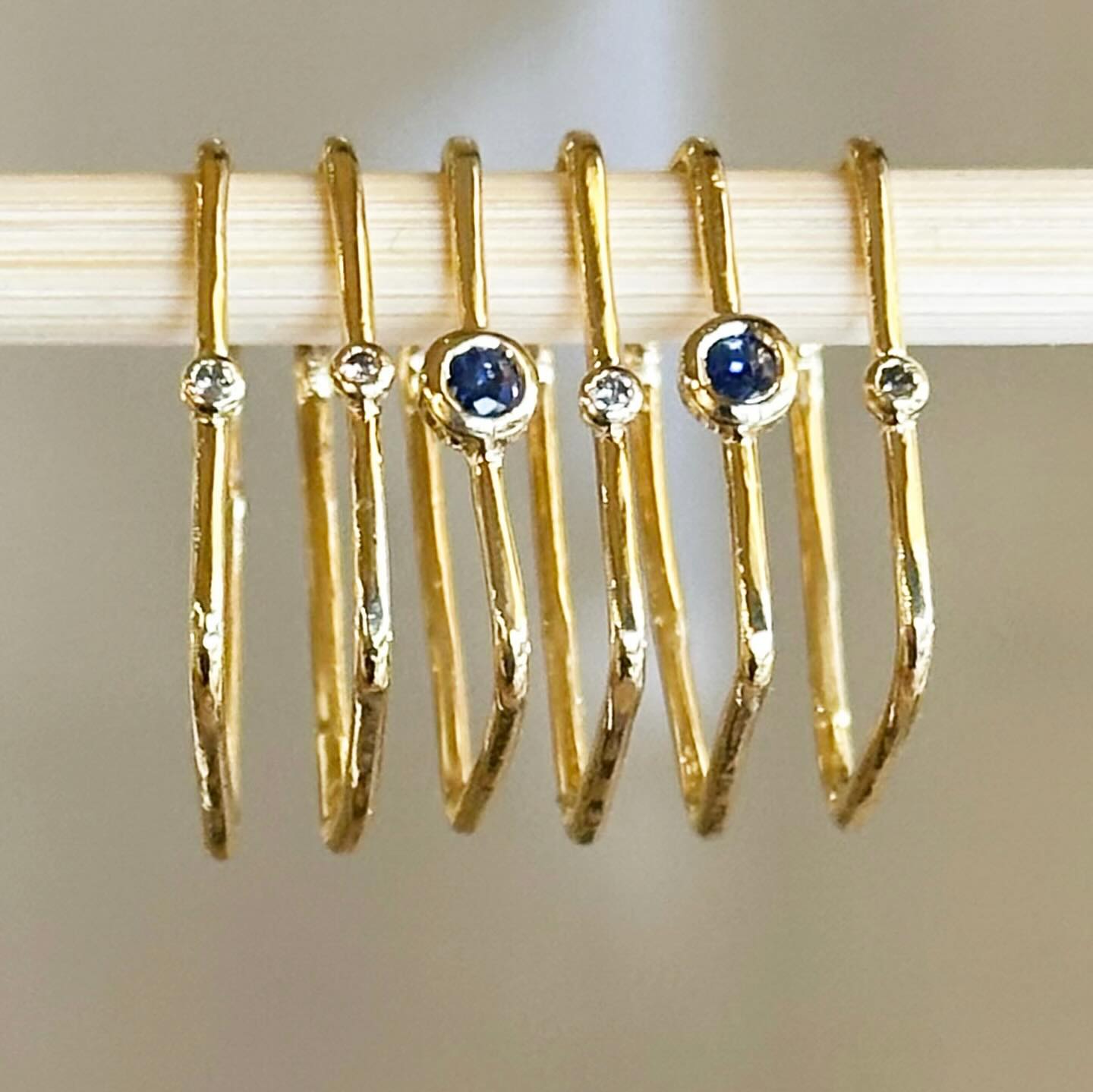 ✨ L’éclat géométrique ✨
Élégance et modernité s’unissent dans nos bagues carrées en diamant et saphir.
Le diamant, symbole d’éternité, rencontre le saphir, pierre de sagesse et de protection, dans un design structuré aux lignes épurées. Chaque facette capture la lumière pour sublimer votre style avec audace et raffinement.
✨Disponible sur notre e-shop et en boutique
✨ Découvrez la collection chez Schade Jewellery ✨
•
•
•
•
Elegance and modernity come together in our square-cut diamond and sapphire rings.
The diamond, a symbol of eternity, meets the sapphire, a stone of wisdom and protection, in a structured design with clean lines. Each facet catches the light, enhancing your style with boldness and refinement.
✨Available on our e-shop and in-store
#SchadeJewellery #BagueCarrée #Diamant #Saphir #Joallerie #Luxe #ÉléganceIntemporelle #jewelry #paris #handmadejewelry #bijouxfaitmain