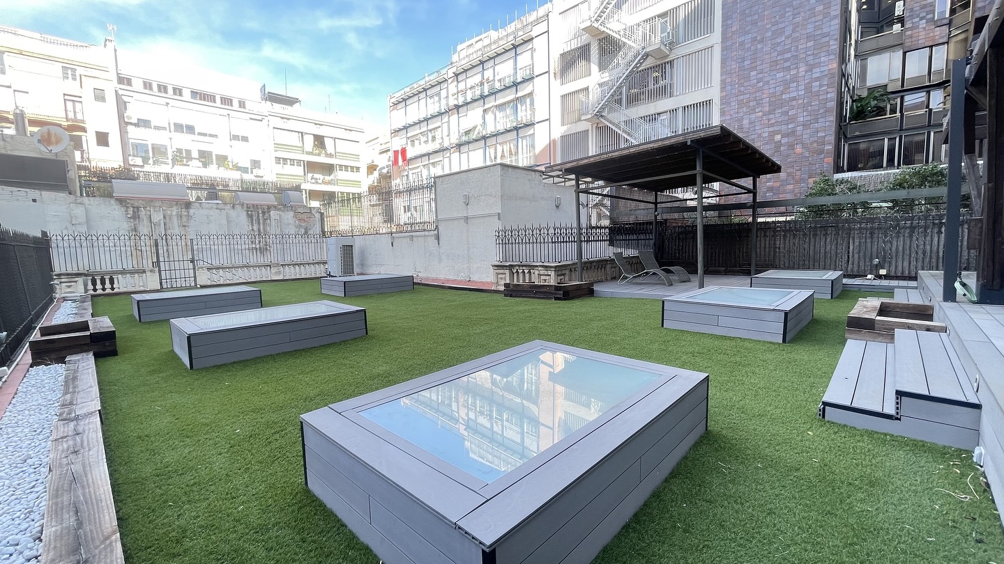 Exclusiva vivienda modernista con terraza privada de 248 m² en el corazón de la ciudad
📍 Ubicación privilegiada | 🏡 189 m² reformados | 🌿 Gran terraza ajardinada
Este espectacular piso combina a la perfección el encanto del estilo modernista con las comodidades contemporáneas. Reformado con exquisito gusto, conserva techos altos con artesonados y suelos hidráulicos, aportando carácter y elegancia a cada estancia.
✨ Características principales:
✔ Amplio salón-comedor en dos ambientes, con salida directa a una espectacular terraza de 248 m² con zona ajardinada y tarima de teca.
✔ Cocina office totalmente equipada con electrodomésticos y zona de máquinas.
✔ 4 dormitorios con armarios empotrados y baño en suite + aseo de cortesía.
✔ Climatización perfecta: calefacción a gas y aire acondicionado en toda la vivienda.
✔ Finca con conserjería, en un entorno tranquilo y exclusivo.
💰 Precio: 4.500€/mes
Una joya arquitectónica con un oasis privado en pleno centro. Si buscas amplitud, diseño y una terraza única, esta es tu oportunidad.
📩 Contacta con nosotros para más información o visita.