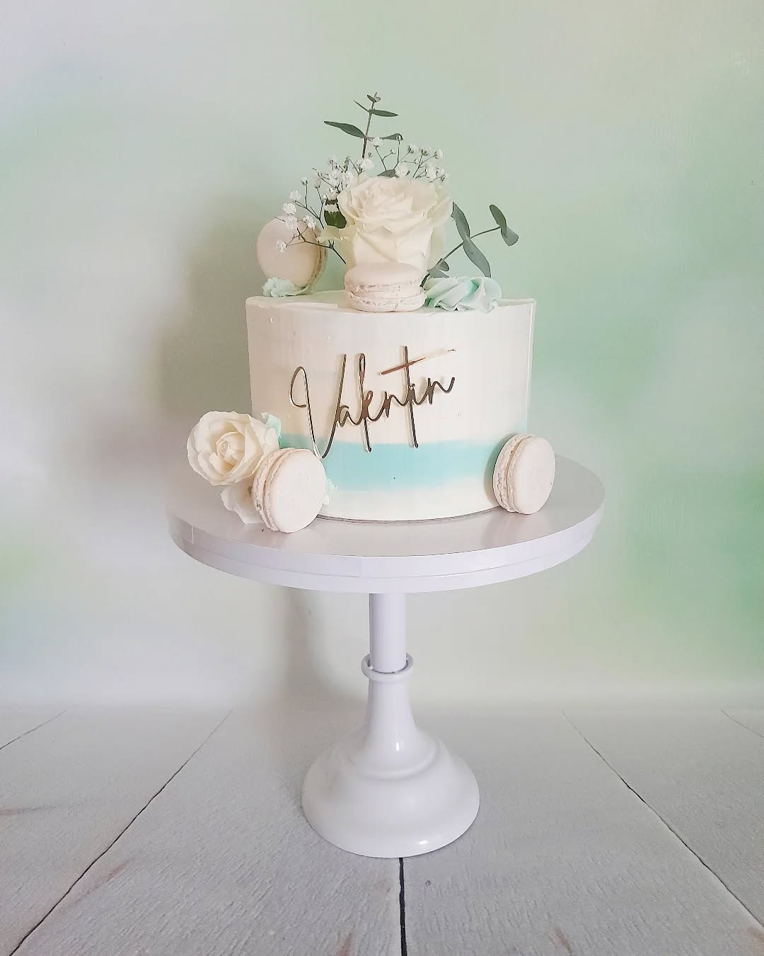 Ce gâteau tout en douceur a été commandé par une cliente ravie du gâteau d'anniversaire que j'avais réalisé pour son fils. Elle souhaitait une création élégante, aux tons blancs et bleu clair, avec une touche fleurie délicate… et voilà le résultat !
Petite anecdote : parfois, ce qui semble simple ne l’est pas tant que ça ! Obtenir la teinte parfaite avec une crème au beurre meringuée peut être un vrai défi. Une toute petite goutte de colorant peut tout changer...
Mon conseil : avant de colorer toute votre crème, faites toujours un test à part dans un petit bol. Cela vous évitera bien des surprises !
Alors, que pensez-vous de ce gâteau ? Vous aimez ces couleurs douces ? 💙🤍
#laperlerarecakedesign #layercake #buttercream #gateaufleuri #gateauelegant #PâtisserieArtisanale #gateaupersonnalise #Lyon #oullins