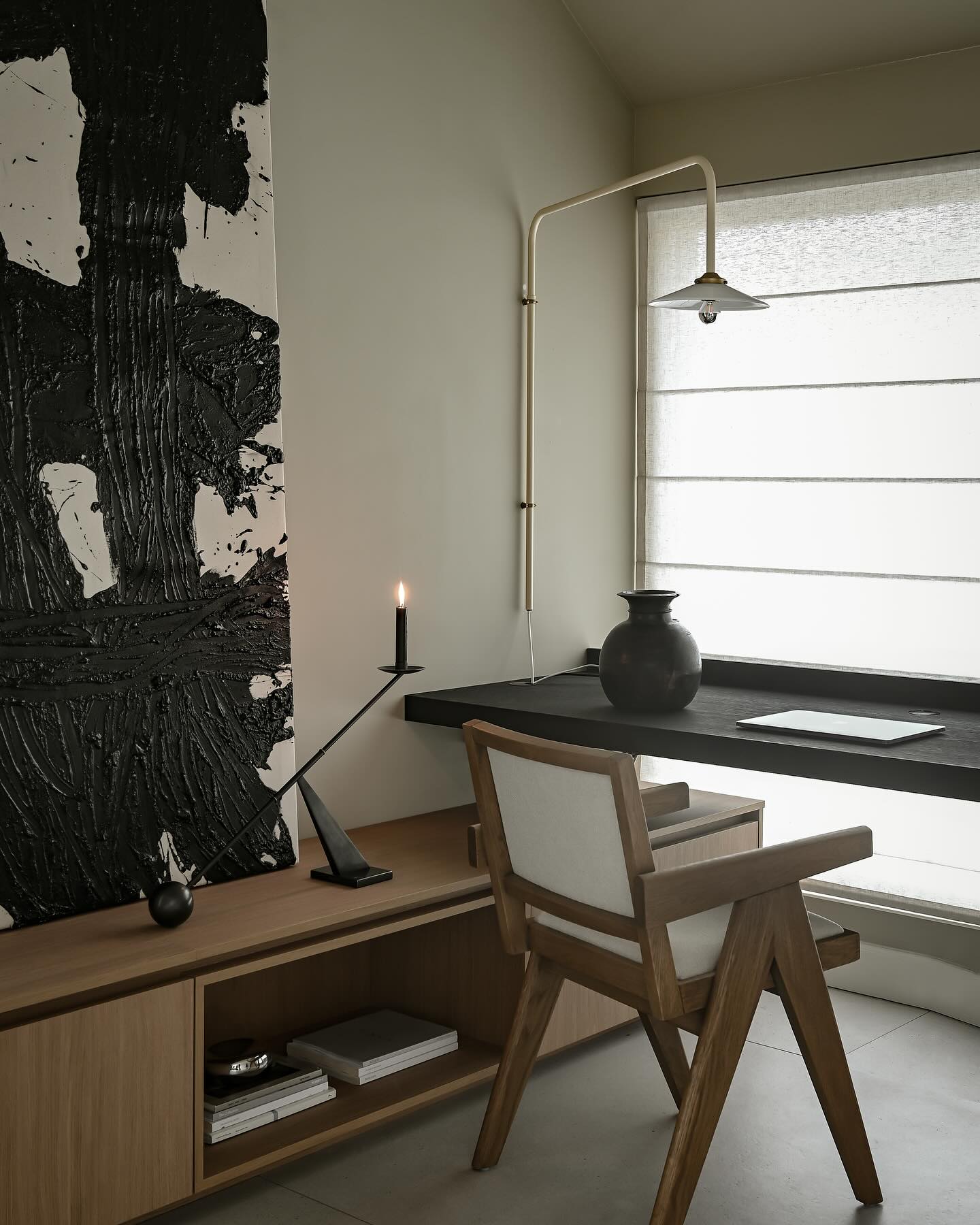 A workspace in the living room that doesn’t feel like a typical home office?
Our clients were thrilled with our design featuring a beautiful desk by the window, overlooking the garden. The advantage of custom design: anything is possible!
What do you think?