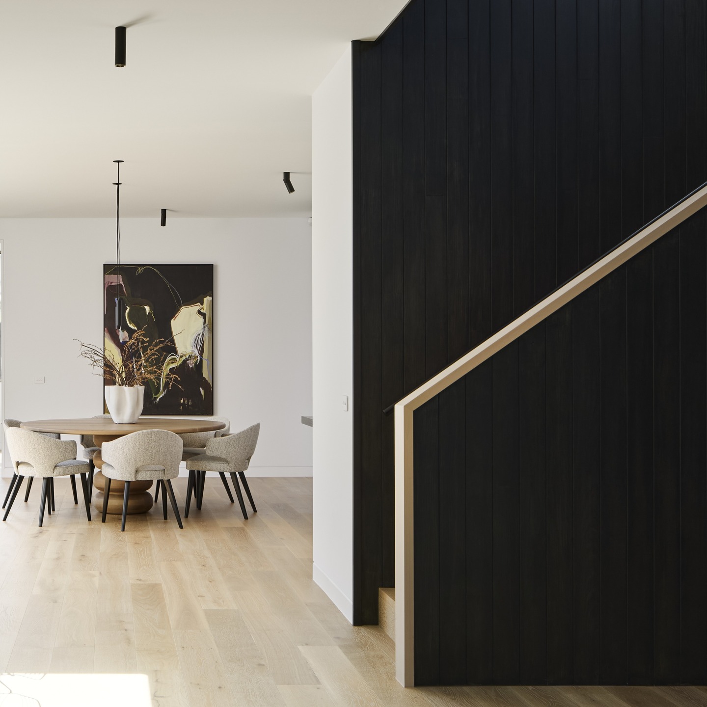 Striking architecture with bold forms.
Furniture. Collaboration with @kwerkfurniture featuring COCO DINING TABLE and MILAN DINING CHAIRS.
Selling Agent: @meridian144
Furniture Curation & Interior Styling: @auraandforminteriors
Furniture: @kwerkfurniture
Art: @maryathansart