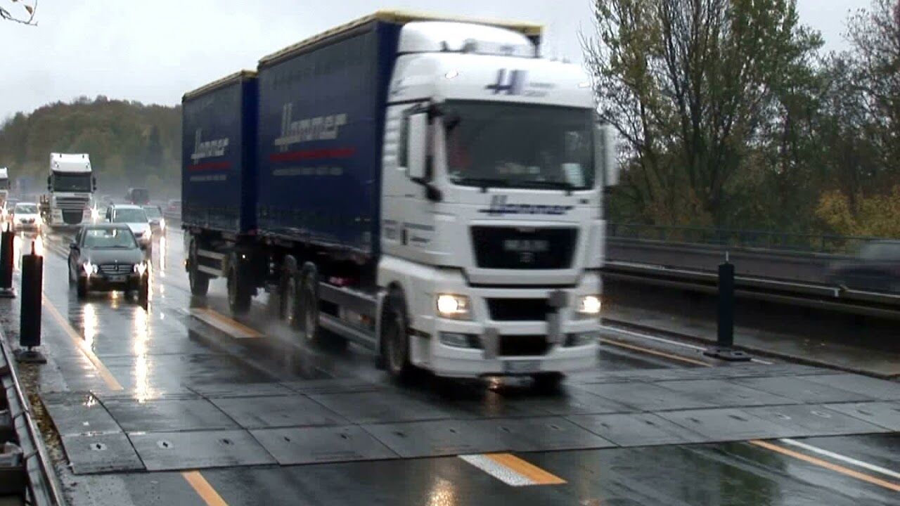 Nu är våra MMBS-plattor på väg till Sverige!
Maurer har tagit fram ett suveränt system för att hantera installationer, reparationer och underhåll av övergångskonstruktioner ute på våra broar.
Det går snabbt att montera dem på plats, det är smidigt att fälla upp och ner modulerna.
Godkända för hastighet upp till 70km/h. Det är behagligt att passera över dem.
Vi kommer initialt ha utrustning upp till 10 m brobredd. Respektive modul är 1,25 m i bredd.
Gå in och kika på denna korta film, hör gärna av Er om ni har frågor eller funderingar.
https://youtu.be/CDhCV2s955U?si=kP6zbPmw6lTZlc71