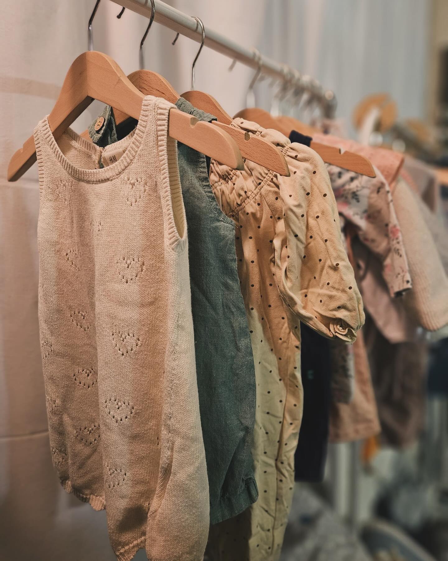 Wir haben umgerüstet! Ein paar wenige Wintersachen sind noch da, aber der Frühling steht vor der Tür und wir sind bereit🌷🌷🌷
.
.
.
#frühling #kinderkleider #secondhand