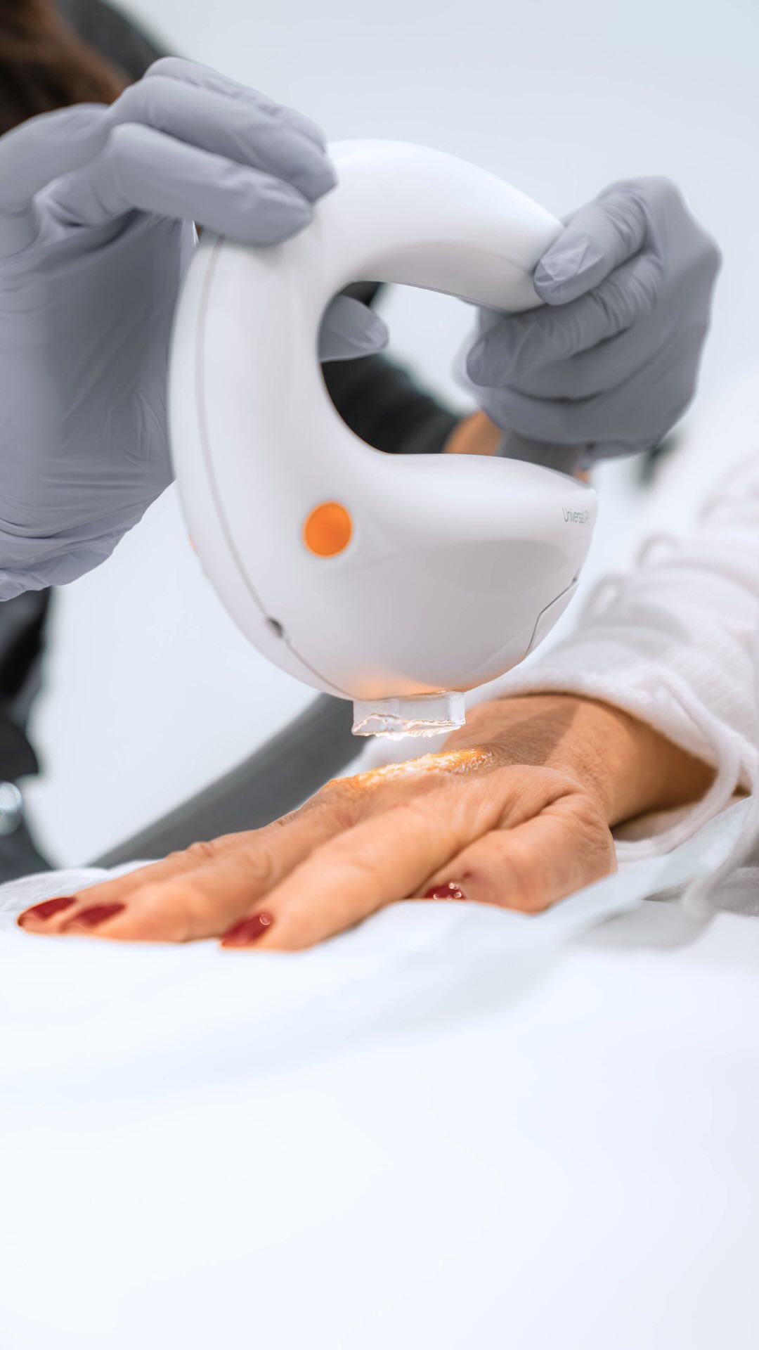 Got a few skin concerns? M22 can help with all of them in one go.
In today’s video, Ana walks you through the M22 treatment – a quick, effective way to tackle multiple skin concerns at once. Let us take care of your skin! ✨