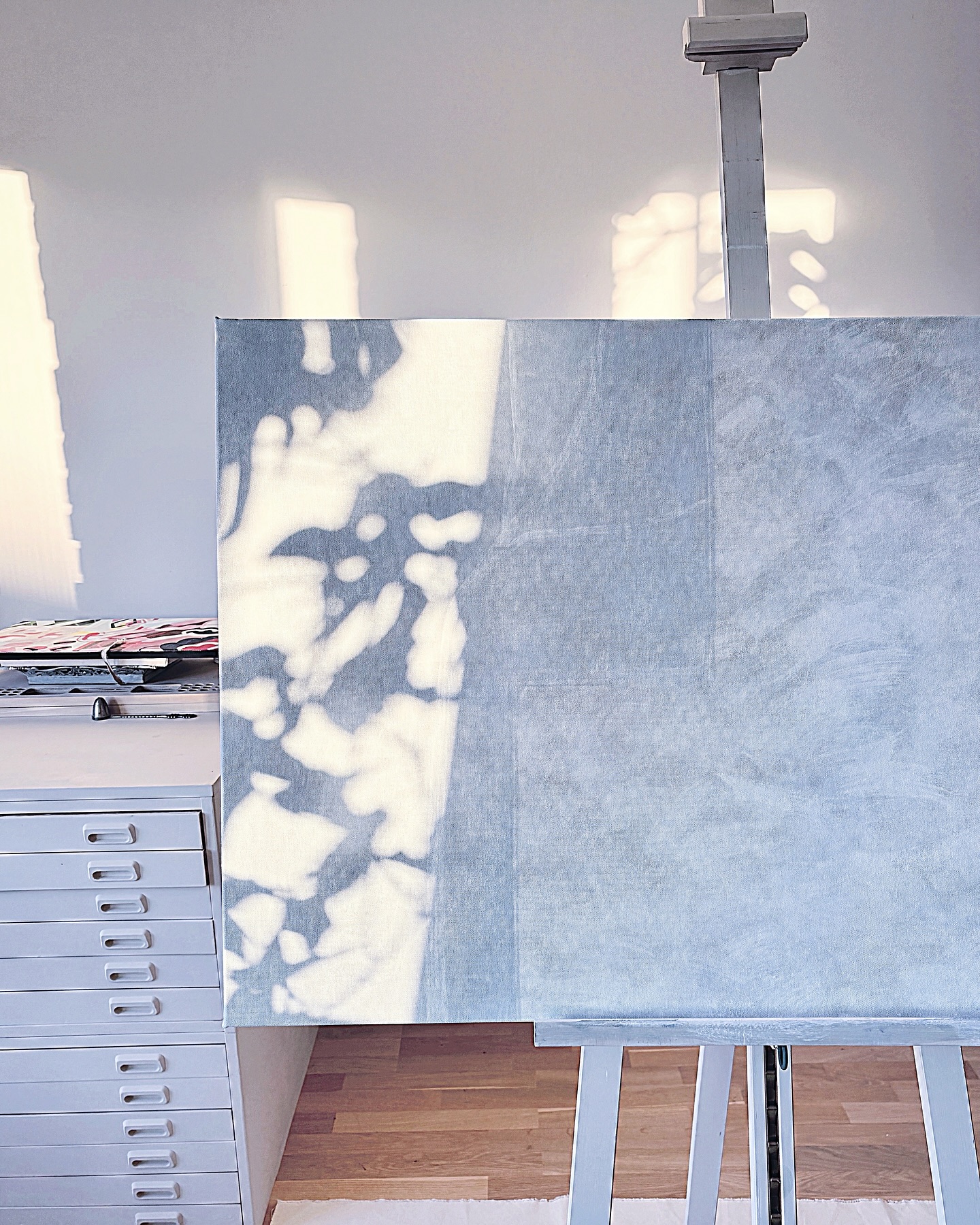 I barely painted in January and February since I was swamped with computer work and Swedish studies.
The back side of the Albo and the somewhat melancholic Syngonium.
Plants keep growing even when I couldn't take care of them much, and my Spotify playlist is still going strong as always.
⠀
⠀
알보의 치열한 뒤태와 왠지 아련한 싱고
밀려든 컴퓨터 작업과 스웨덴어 공부로
뒷전으로 밀려버린 1-2월의 페인팅
⠀
식물은 무관심 속에서도 잘 자라주고
스포티파이 플레이리스트는 오늘도 열일 중
⠀
⠀⠀
⠀
⠀
⠀
⠀
⠀
⠀
⠀
⠀
⠀
⠀
#abstractart #originalpainting #abstractartist #contemporaryart #artstudio #artcollector #galleryart #wallart #artcollective #workinprogress #abstraktkonst #추상 #추상화 #추상화가 #artistsuyeon #suyeonseo_art