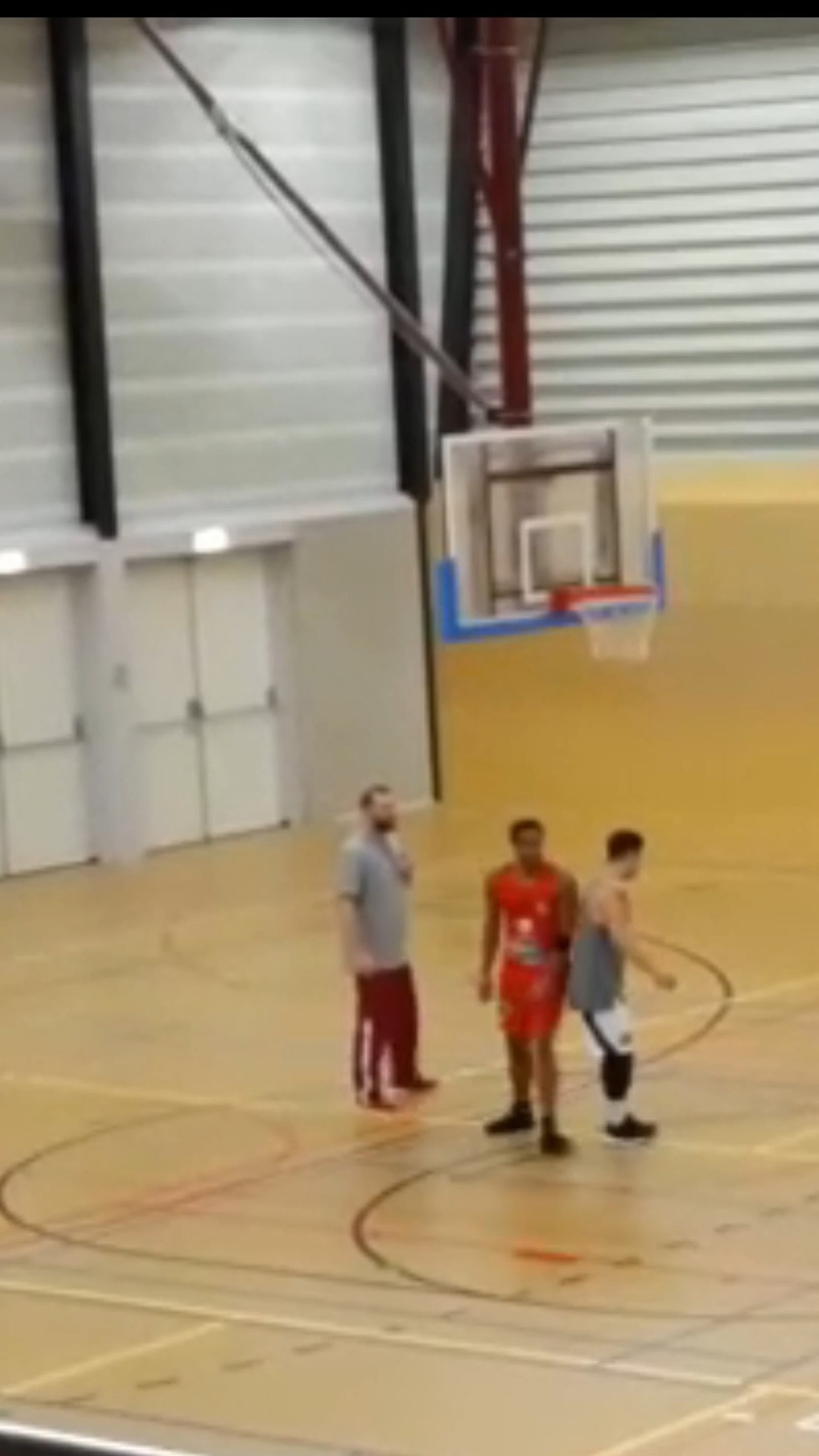 Heb je ooit gedacht dat je FG% je business game zou kunnen veranderen?
Als voormalig basketbalspeler heb ik veel lessen geleerd op het veld die ik nu toepas in mijn ondernemerschap.
Een van de meest interessante vergelijkingen is het Field Goal Percentage (FG%).
FG% in Basketbal: Dit percentage meet hoe effectief een speler is in het scoren van punten. Het draait om consistentie en het maken van de juiste keuzes onder druk.
FG% in Ondernemen: Net als in basketbal, is het belangrijk om je kansen goed te benutten. Het gaat over het maken van strategische beslissingen en het maximaliseren van je succesratio.
Lessen:
Consistentie: Blijf werken aan je vaardigheden om je 'scoringspercentage' te verbeteren. Een gemiddelde pro heeft er 10.000 uur voor nodig om zijn basis techniek onder de knie te krijgen.
Aanpassingsvermogen: Leer van je fouten en pas je aan om je kansen op succes te vergroten.
Kies de juiste mentor: Iemand die jouw potentieel volledig kan ontketenen en je tot een effectievere speler maakt.
Dinsdag 25 februari geef ik een masterclass over hoe je effectiviteit als ondernemer kunt trainen. Mocht je dit interessant vinden, laat het me dan weten.
Time & Place:
Dinsdag 25 februari van 14.30u tot 16.30u. Nieuweweg 267 Wijchen.
Zet FG in de comments en ik neem contact met je op!
__________
Ik ben Lawrence Paintsil en ik help je als ondernemer effectiever te zijn op zowel persoonlijk als zakelijk vlak, zodat je aan je bedrijf kunt werken in plaats van constant brandjes te blussen. Met een focus op zelfleiderschap begeleid ik je om je ambities in recordtijd te realiseren.
In de afgelopen 13 jaar heb ik drie bedrijven van de grond af opgebouwd. Eén daarvan heb ik succesvol verkocht, en een ander beheer ik met slechts twee uur per week. Hierdoor kan ik mijn aandacht volledig richten op wat echt belangrijk is: mijn gezin, het netwerk Business Boost 024, en het ondersteunen van ondernemers via krachtige performance trajecten.
Wil je meer weten? Mijn DM staat altijd open voor je!
LeaderShift Academy | Business Boost 024 🚀