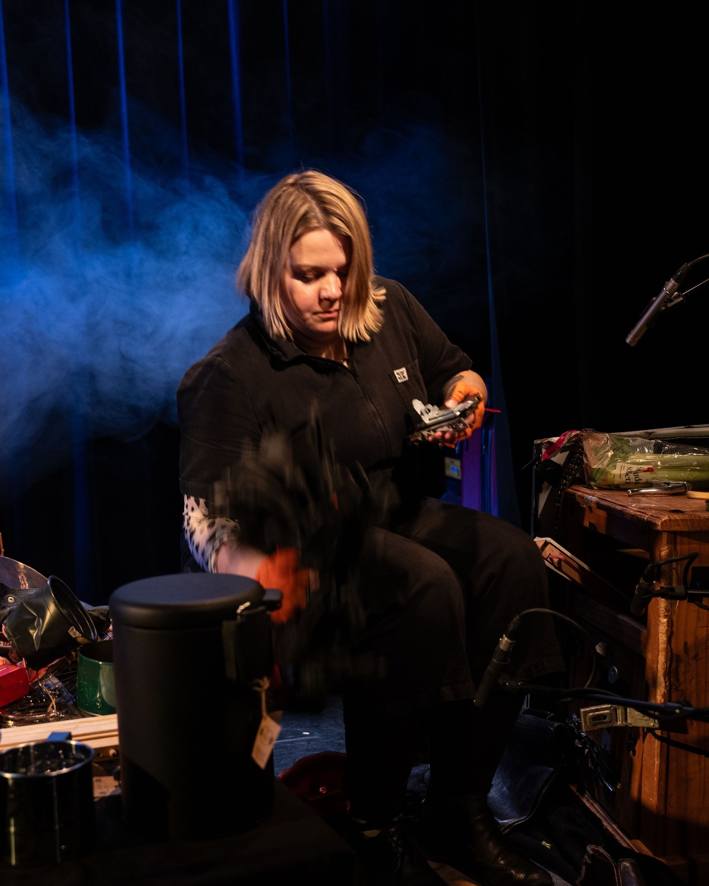 ✨ Was für ein Abend! ✨
Gestern bei der Lauscher Lounge – Bonnie & Clyde am 16. Februar 2025.
Es war wie immer wunderschön, und das ganze Ensemble ist einfach erste Sahne!
🎙️ Es ist immer wieder krass zu sehen (und zu hören), wie Worte zum Leben live auf der Bühne erweckt werden.
Danke an die wunderbare Johanna Steiner @johanna_the_kid ür die großartigen Texte! 💛
👥 Mit dabei:
@lisahrdina
@lukastsperber
@elmar.boerger
@traudelsperber
Uve Teschner
Riesen Dank geht an @instakadde für die ganze Produktions-Mühe.
Bilder: Lauscherloungue
Zudem: Danke @ufafabrik und Antje für die tolle Bühnentechnik
#geräuschemacherin #foleyartist #womeninsound #ilovemyjob #geräuschemacher #livegeräusche #sfx #berlinale #berlin #frankfurtammain #livehörspiel #hörspielliebe