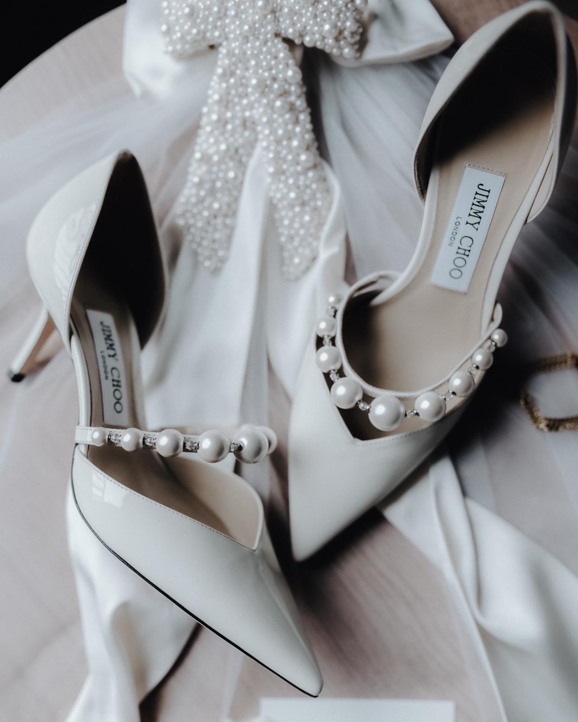 Weihnachtshochzeit 2024
Die letzte Hochzeit 2024 war wie aus einem Weihnachtsfilm: Romantik, Magie und ganz viel Persönlichkeit.
A+P haben auf ihr Herz gehört und Traditionen mit ihren eigenen Ideen verbunden.
Sie brachten viel von sich mit ein, so gab es den Klang ihres Lieblingsmusicals Hamilton auf dem Streichquartett von @prima_streichquartett das gepaart mit der wundervollen Rede von @_konfettiimherzen_ für jede Menge Gänsehaut Momente gesorgt hat.
Traditionell zu Weihnachten gab es Plätzchen, zum Dinner Ente und bei ihrer Musikalischen Familie selbstverständlich viel live Gesang.
Am Abend haben wir mit Lichterketten und Wunderkerzen gespielt - dazu bald mehr .
Heute gibt es erstmal ein paar Ausschnitte von dieser Hochzeit, die nicht nur das Jahr, sondern auch unsere Herzen perfekt abgerundet haben.
Die perfekten Bilder dazu sind von @michaelbanert und bald folgt das Video von @jacquelinealicegoutier.
Planer: @levin.wedding
Fotos : @michaelbanert
Video: @jacquelinealicegoutier
Blumen: @stilfabrik_goeppingen
Rede: @_konfettiimherzen_
Deko: @herzlichfestlich
Streichquartett : @prima_streichquartett
Styling: @chiaraviviane.styling