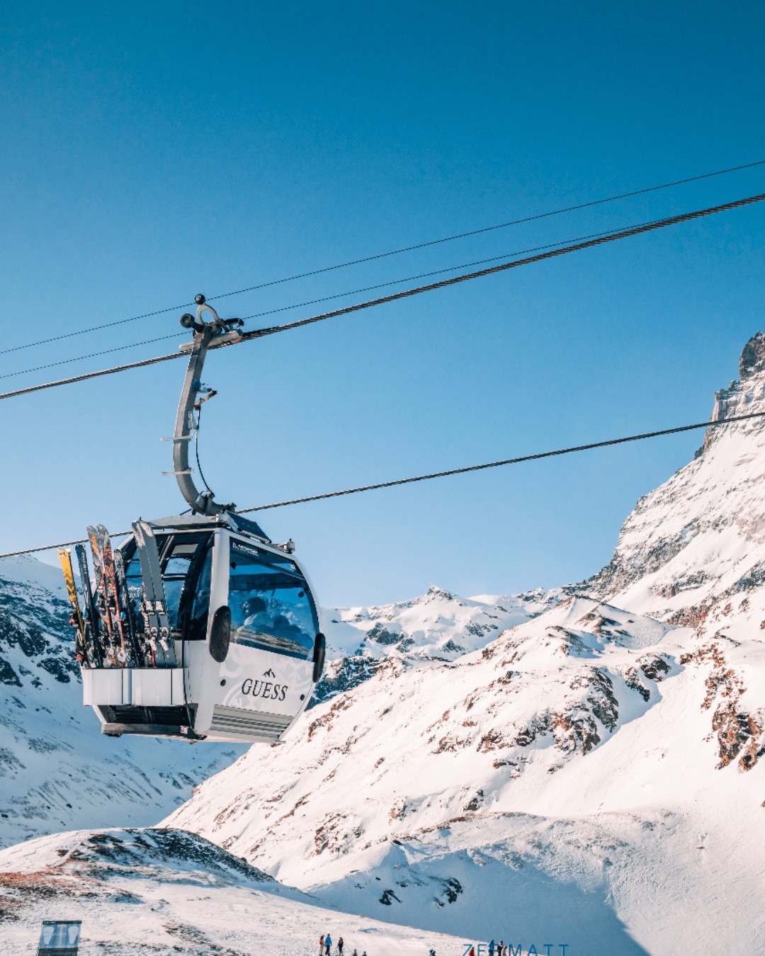 Turning winter sports into a runway!
Guess has transformed winter sports into a memorable experience in Europe's ski resorts. Their 360° marketing approach has brought luxury and excitement to the slopes. From billboards, pop-ups, ambient media to strategic influencer collaborations, every touchpoint has been designed to engage audiences with the Guess brand.
#ooh #oohadvertising #mediabuying #alpdest #marketing #oohcampaign