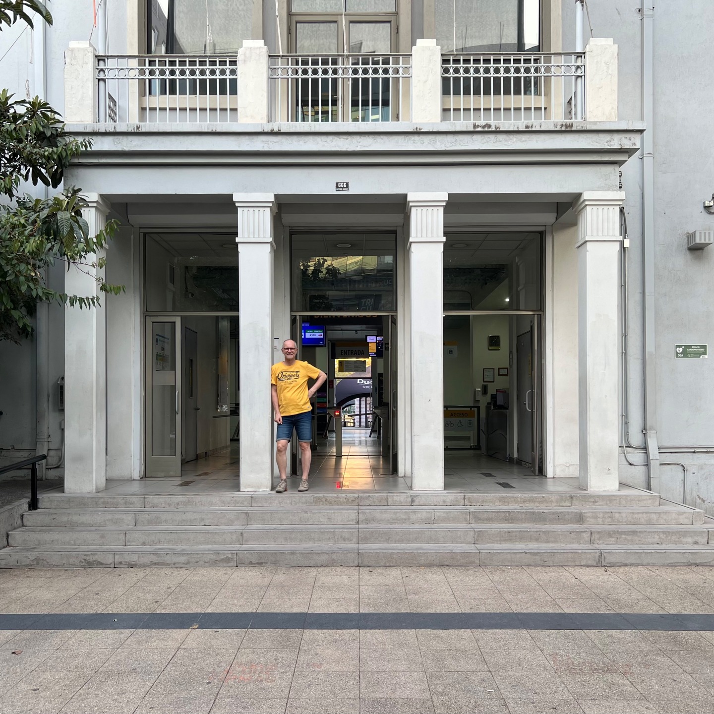 Spaziergang am Donnerstag, 13. Februar 2025, mit meinem Bruder Konrad im Quartier Providencia, in dem er jetzt wohnt. In der zweiten Hälfte der 70er waren wir beide an der Deutschen Schule, Avenida Antonio Varas 666 (!) und haben hier unsere Schulzeit abgeschlossen. Heute ist hier ein Zweig der Universidad Católica untergebracht. Das Monogramm DS ist aber noch an allen Gitterfenstern zu sehen. Einiges Wenige ist im Quartier noch gleich geblieben wie gewisse Häuser und oberirdische Leitungen. Anschliessend ein kleiner Einkauf in einem Almacén, die es immer weniger gibt oder neu aufgemacht werden von aktiven Zugereisten. Am Abend dann Fahrt in die Innenstadt zum Terminal de Bus Pajaritos, um mit meiner Schwester Sabine zu ihr nach Reñaca an die Küste zu fahren. #familienbesuchchile #ccaatsantiago2025 #lebensübergang #überquerungen #colegioalemán #antoniovaras #colegioaleman