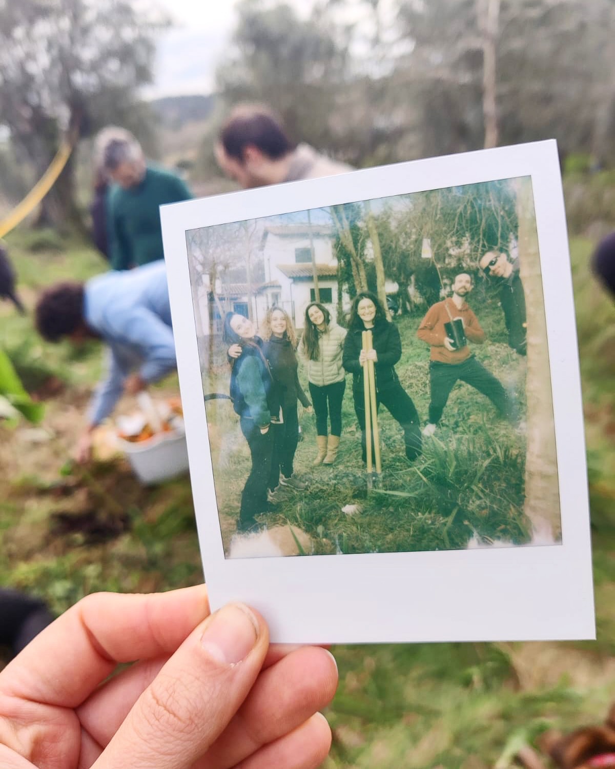 🇵🇹 Algumas fotografias do nosso workshop de Agricultura Regenerativa no sábado passado. 🌿 Foi com muito gosto que recebemos um grupo tão simpático e empenhado! Obrigada @dobosqueprojeto, pela partilha de conhecimento e experiência! 🙏🏻
Muito obrigada à @simone.regenera pelas deliciosas refeições regeneradoras! 🍽️
O próximo workshop de Agricultura Regenerativa será no dia 15 de março, em português.
Mais informações e inscrições no link da bio!
Estamos à tua espera! 🙌🏻
——————————
🇬🇧 A few shots from our Regenerative Planting workshop on Saturday. 🌿 It was a pleasure to have such a nice and engaged group. Thank you, @dobosqueprojeto, for sharing your vast knowledge and experience! 🙏🏻
Huge thanks to @simone.regenera for the delicious regenerative meals! 🍽️
Our next workshop will take place on 15 March, and it will be in Portuguese. Check the link in bio for more information and registrations.
We’ll be waiting for you! 🙌🏻
📸
@ashuaimran
@ines.coachmi
@neli.sstoilova