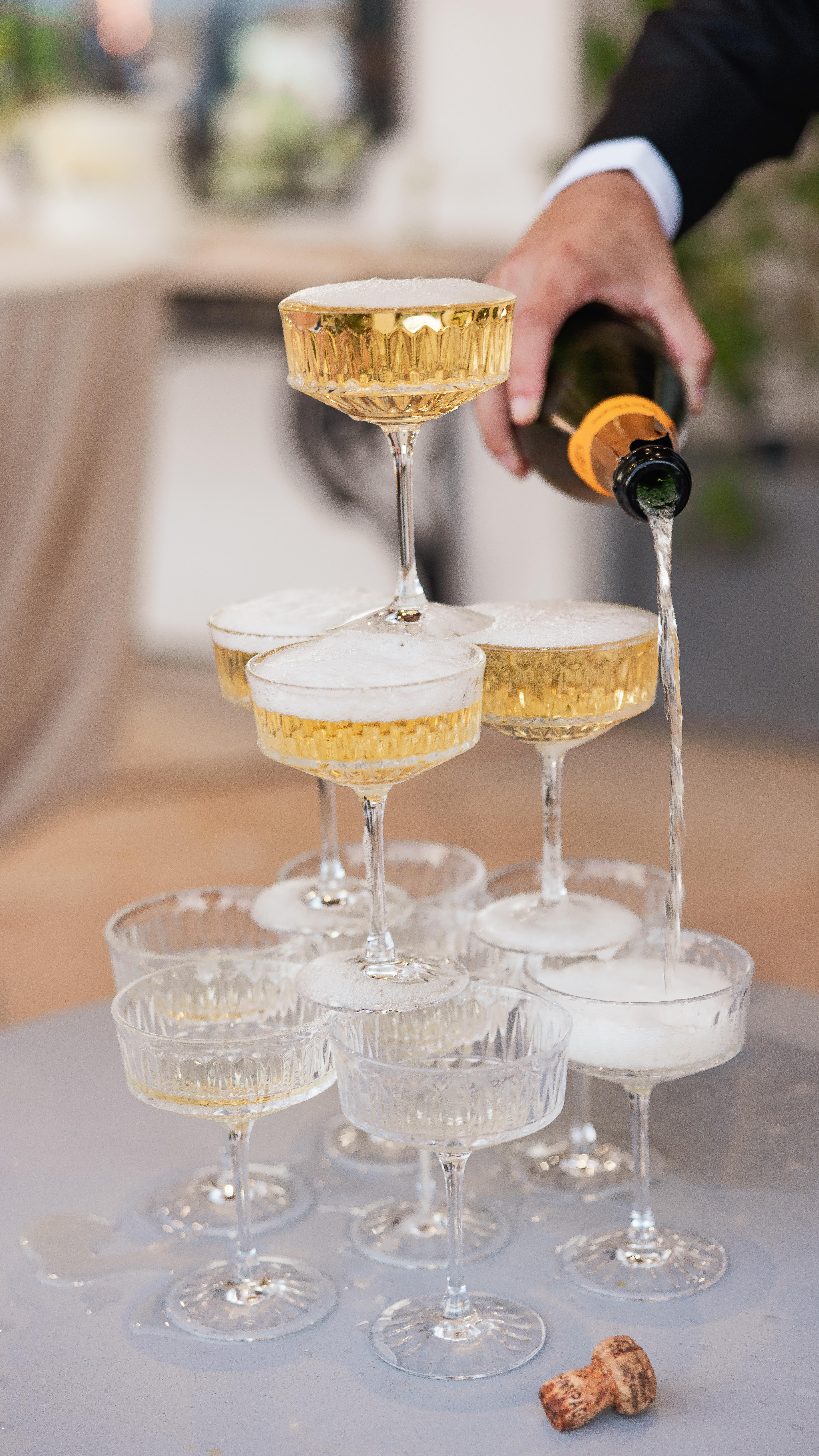 The goal is to make a change in the table top industry, by providing affordability with out jeopardizing quality. The plan is to keep pushing and building a dream one wedding at a time
Tabletop rentals and design:gabzandglitzevents
Florist: @serenity.and.company
Venue: @crcranch_weddings
#goals #latinaownedbusiness #eventrentals #wedding #socalweddingplanner #details #husstle