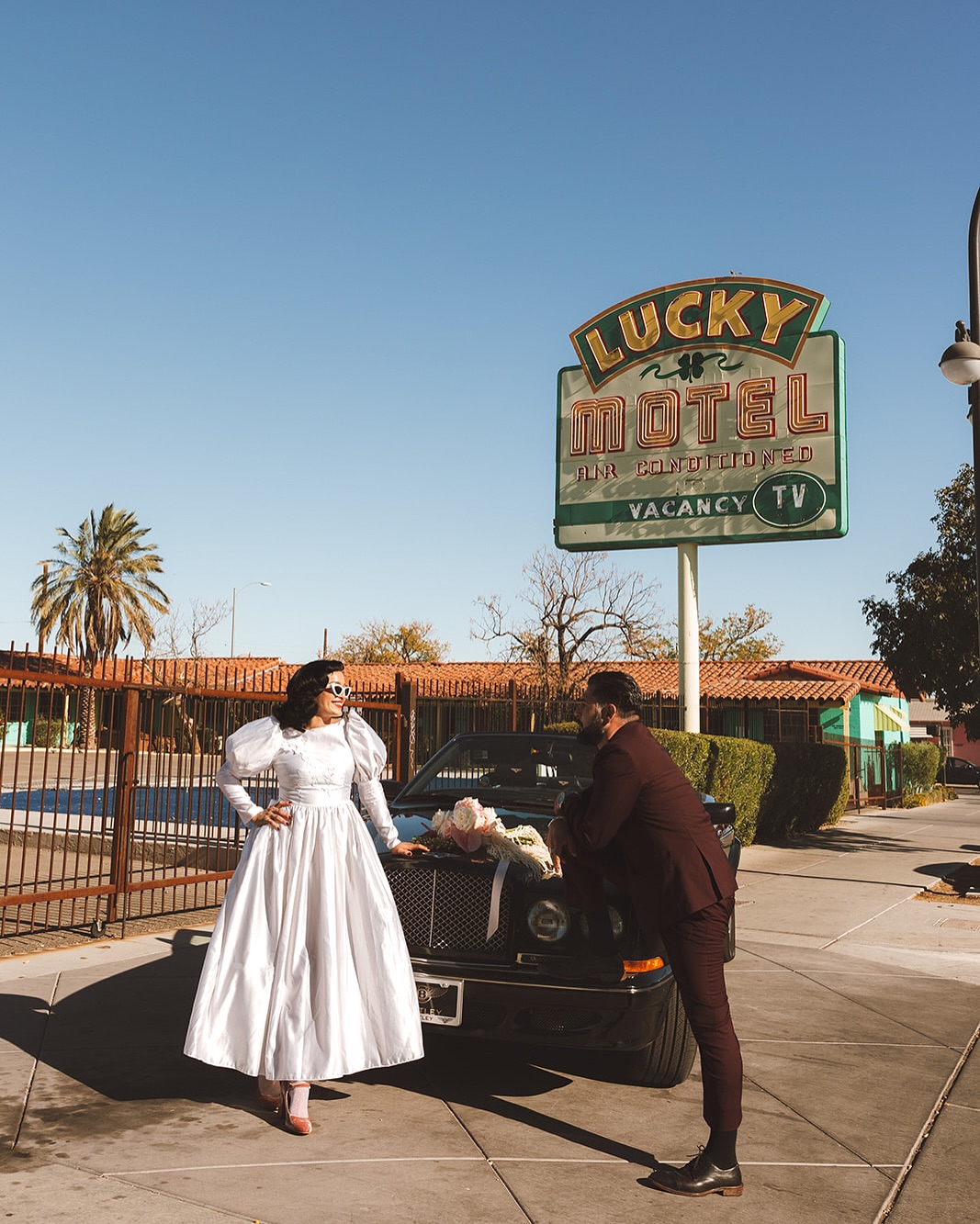 • Vegas vibes & retro flair
• Plongée dans l’univers iconique des motels vintage, des robes audacieusement intemporelles et de cette touche rock’n’roll qui fait battre les cœurs.
• Dans le décor authentique de Las Vegas, ces images célèbrent des mariages sans contrainte, fun et remplies de caractère, où chaque détail raconte une histoire🌵🕶️
• C’est une ode aux amoureux qui rêvent d’un “oui” en petit comité, hors des sentiers battus, entre audace et nostalgie✨
• Et vous, oseriez-vous une cérémonie aussi unique qu’inoubliable dans une ambiance retrocknroll ?
📸 : @tohaveher
👗 : vintage
💐 : @florallab_vegas
🏨 : Lucky Motel, Las Vegas
💄: @beautyby_karebear
🏁 : @royalridesvegas
🖤 : @demi_tigresa
#LasVegasWedding #RetroVibes #MariageRocknRoll #LuckyInLove #InspirationMariage
———
• Vegas vibes & retro flair
• A dive into the iconic world of vintage motels, boldly timeless dresses, and that rock’n’roll touch that makes hearts race.
• Set in the authentic backdrop of Las Vegas, these images celebrate carefree, fun-filled weddings brimming with character, where every detail tells a story🌵🕶️
• It’s an ode to couples dreaming of an intimate “I do,” off the beaten path, mixing boldness with nostalgia ✨
• And you—would you dare to have a ceremony as unique as it is unforgettable in a retrock’n’roll vibe?