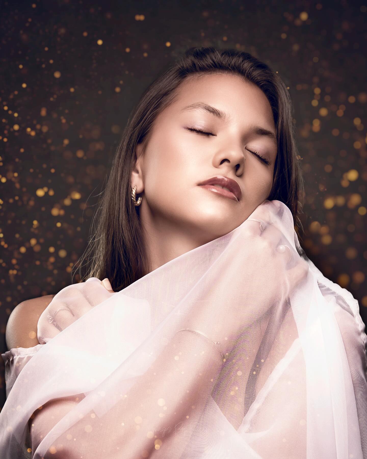 Creative portrait work with the amazing @harley.kapua . 4 light setup
Westcott XDrop Pro Backdrop
3-Westsoctt FJ80II
2-Glow ParaSnap 12”x36”
1-FJ200
#atmosphereaerosol
Like a new day…01.04.2025
A work in progress...
Learn, grow...repeat!
#fujilovemag #framesmag #fujifilmxseries #westcottlighting #oahuphotographer #oahuphotography #oahuportraitphotographer