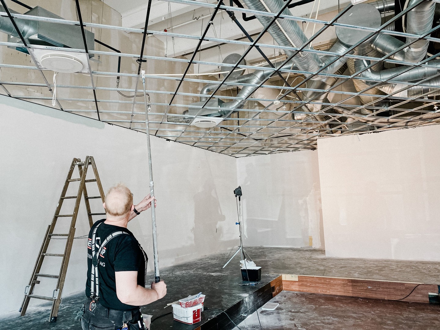 🏢 Visste du at vi i New Shop også bygger kontorlokaler? 🏢
Vi jobber ikke bare med butikker – vi skaper også moderne og funksjonelle arbeidsmiljøer! Med vår ekspertise innen innredning, belysning og prosjektledelse sørger vi for at kontorlokalene dine blir både stilrene og praktiske.
📩 Ta kontakt for å høre mer om hvordan vi kan skape ditt drømmekontor!
#Kontor #Næringslokaler #ByggogInteriør #NewShop #Skreddersøm