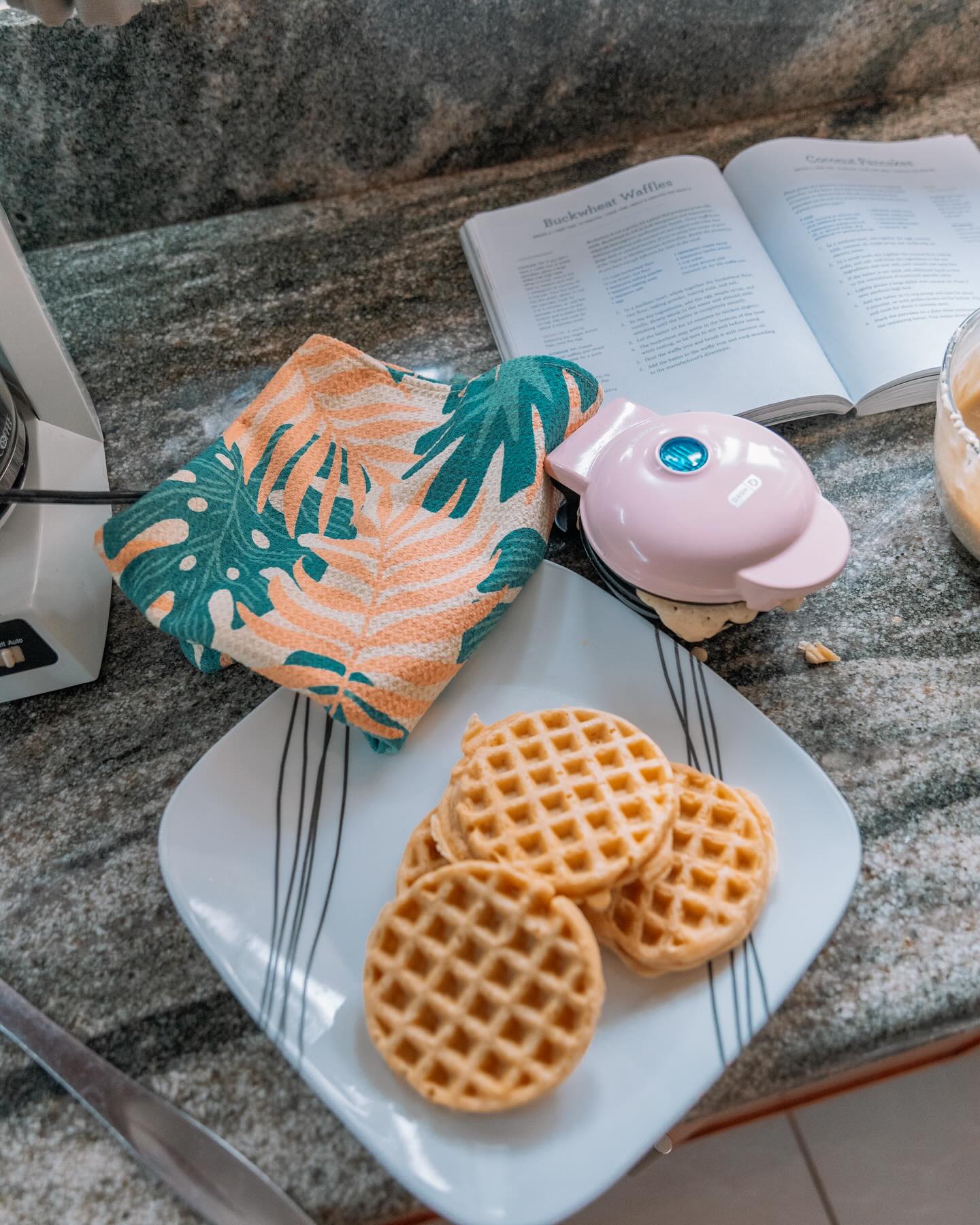 Enjoy your breakfast with the sight of palms and paradise! ☀️🏝️. Our soft, high quality kitchen tea towels can keep your kitchen clean and create a relaxing space 😌.
#hawaii #localbusiness #breakfast #towels #kitchen #relaxing #paradise