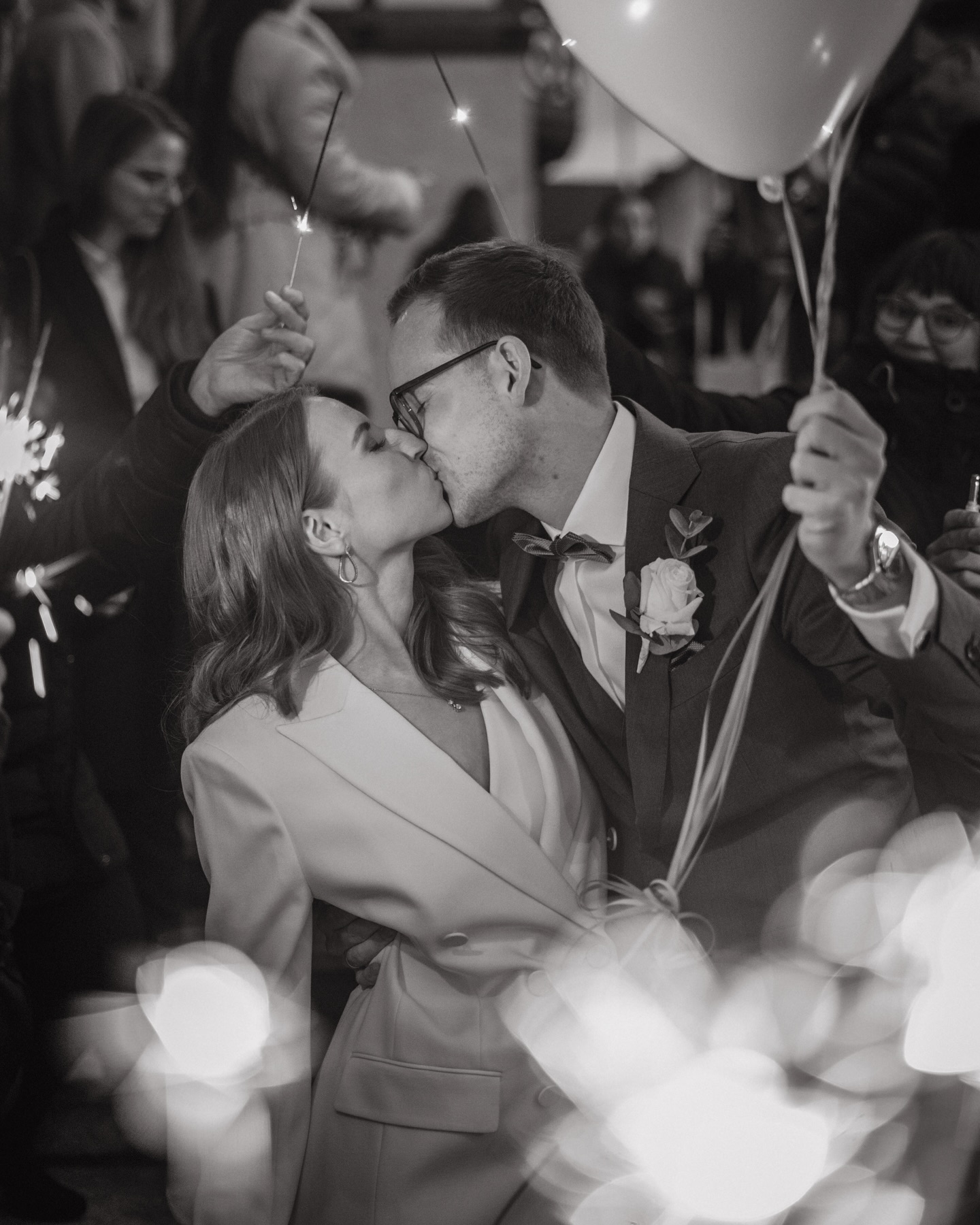 leave a little sparkle ✨
Was war das für eine tolle Hochzeit von Sophie & Timo!
Besonders schön fand ich den Auszug aus dem Standesamt, bei dem die Liebsten mit Wunderkerzen ein Spalier gebildet haben, um das Brautpaar zu empfangen 🥰
#sparklerexit #weddingideas #hochzeitsfotografie #hochzeitsfotografköln #realwedding #brühl #isaidyes #standesamtlichetrauung