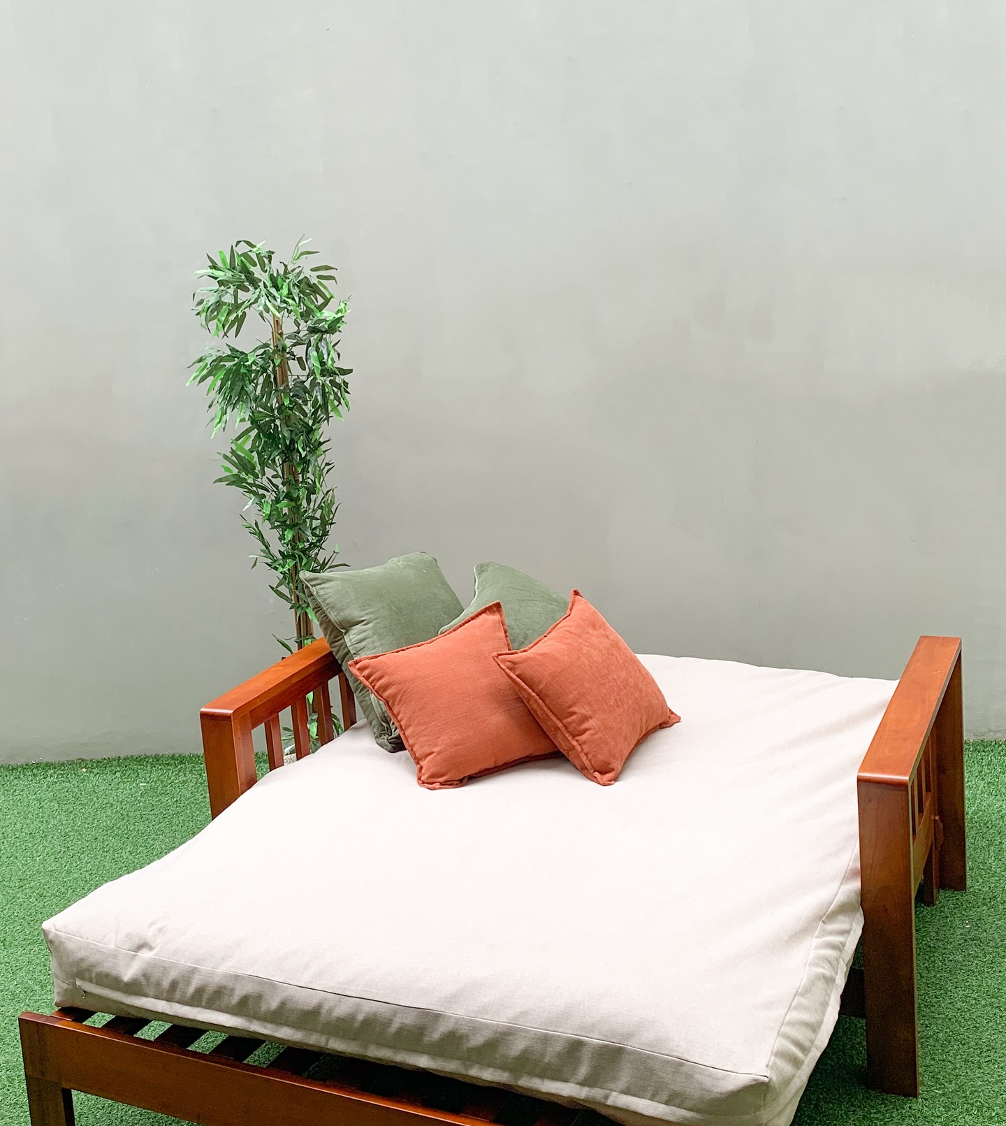 Osaka Lounger dalam 3 styles! Bisa jadi amben, sofa dan juga lounger. Fleksibel mengikuti mood dan kebutuhan kamu!
Material : 100% solid mahoni