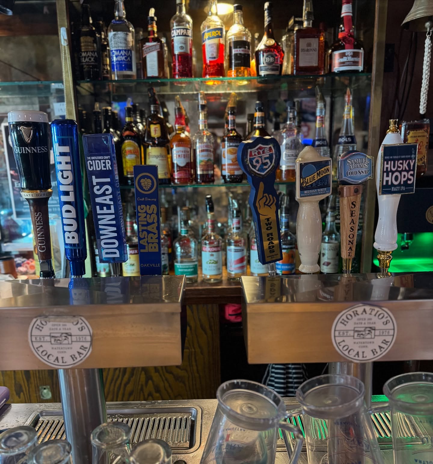 Draft line up: Guiness, Bud Light, Downeast Cider, *New* 🚨 Lasting Brass Squeegie IPA, Two Roads Rye 95, Blue Moon, Sam Adams Cold Snap, & Kinsmen Husky Hops! 🍻🍻🍻🍻