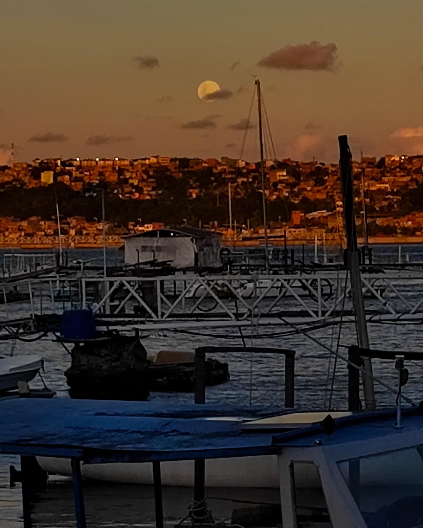 Bahia é Bahia e tem nosso coração.
Mas olha que charme ficou Salvador sobre o olhar do @fernandocorreaphotograph 😍😍😍
Fechar viagem pra fotógrafo dá nisso! 💙😂
Valeu, Fernando! Até a próxima! ✈️🌎 #utopicosmundoafora #bahia #salvador