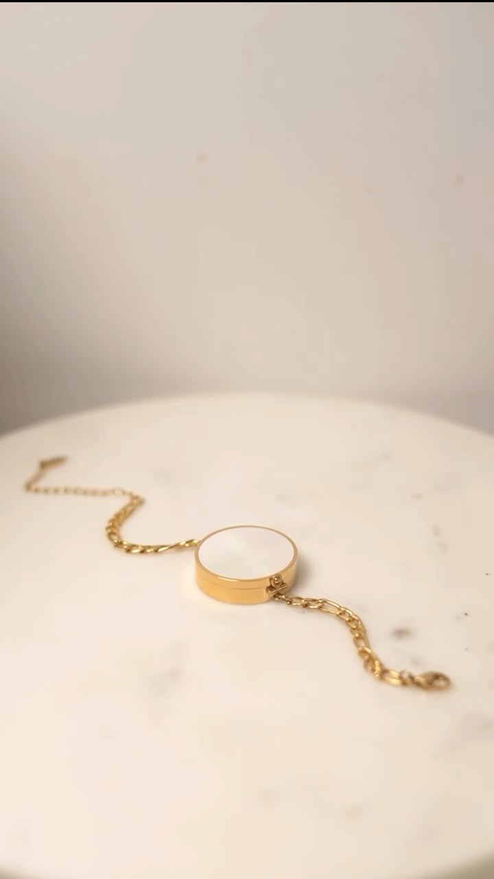 Why choose between style and practicality? With our lip balm bracelets, you can have both! 🎉Be bold, be beautiful ✨
#lipbalmbracelet #women #girls #accessories #lipbalm #demifine #trendy #beautiful #18kplated#newdesigns#bridesmaids
Lipbalm jewellery, girls , accessories, women, demifine, 18k gold plated, bridesmaids