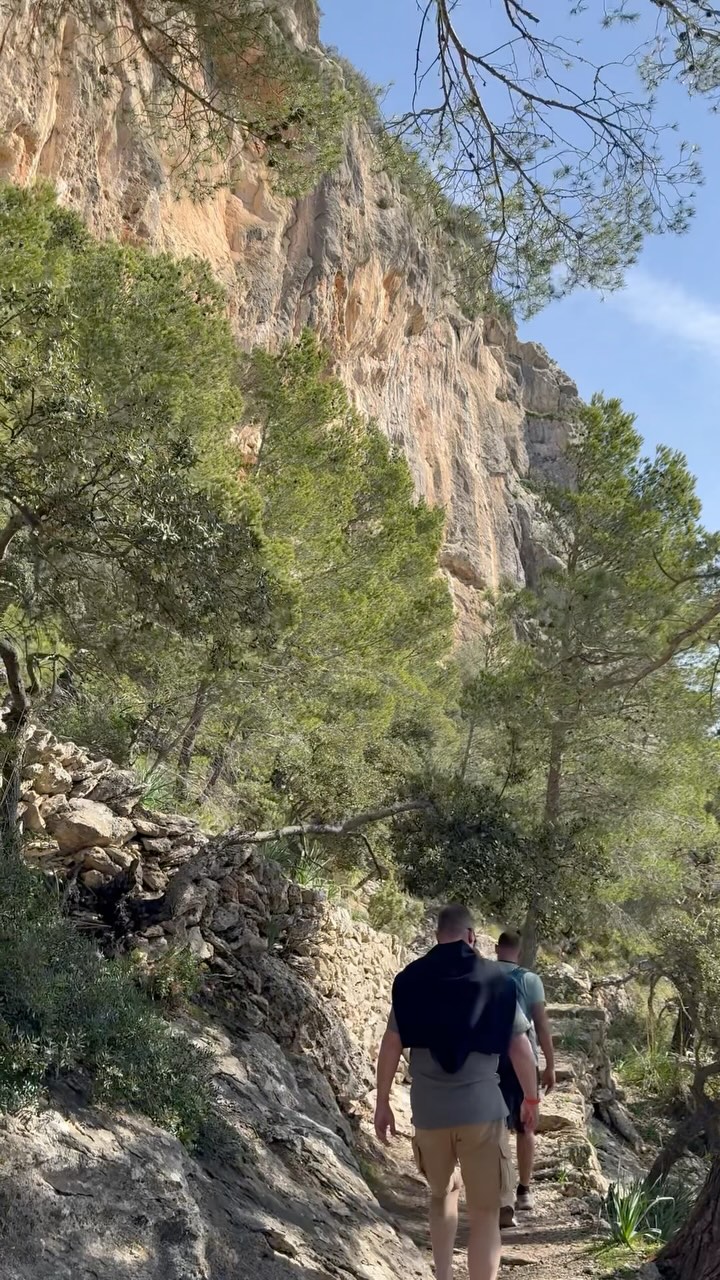 Delicious traditional Mallorcan cuisine is served at Es Verger. A perfect end to a hike! The approach is a little tricky, but worth every pothole. The sporty ones leave the car in the valley 😉 The walk up to the Castell offers a fantastic view as far as Palma. #esverger #castellalaro #hikingmallorca #almondbloom #yetanothersailingcouple #happysailor #adventureofalifetime