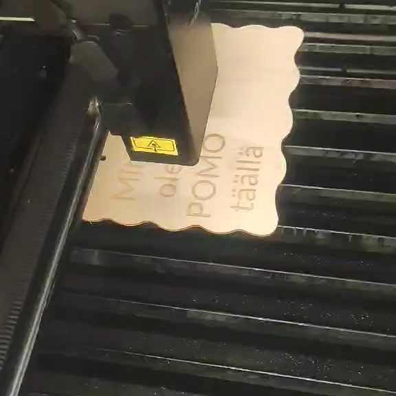 #engraving#laserleikkaus#kuvalahja#ovikyltti#lemmikit#lahjaidea #sublimation #käsityö