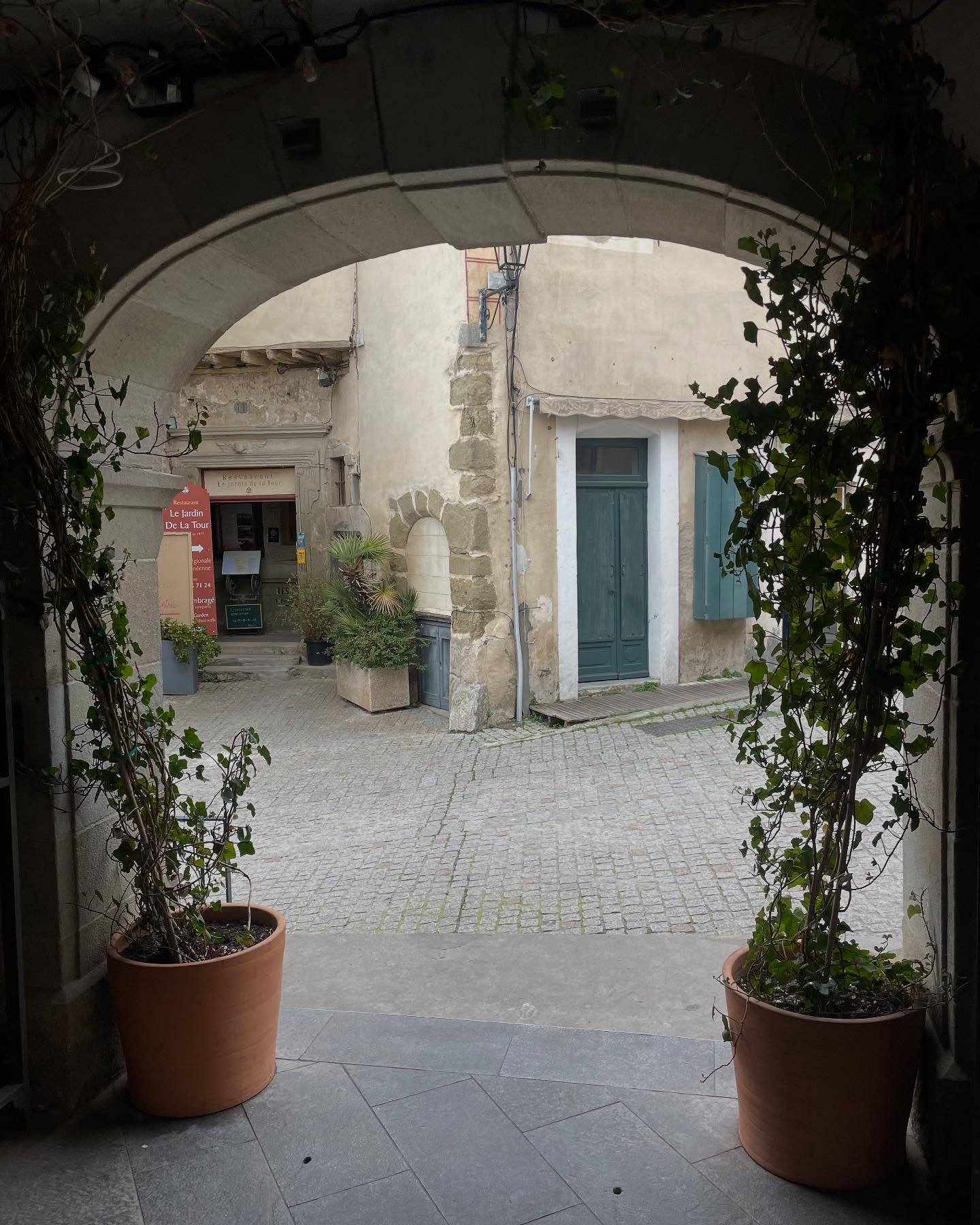 Lunch at ‘Le Creneau’ inside Carcassonne Castle. Delicious food and friendly staff. We walked in, with no reservation, (6 adults, 7 children) and they were very accommodating. Please note that in peak season you would need to book. Also pictured is the entrance to Chez Christine. Another one for the list of restaurants to try here 😊 🏰 🥘 🥗