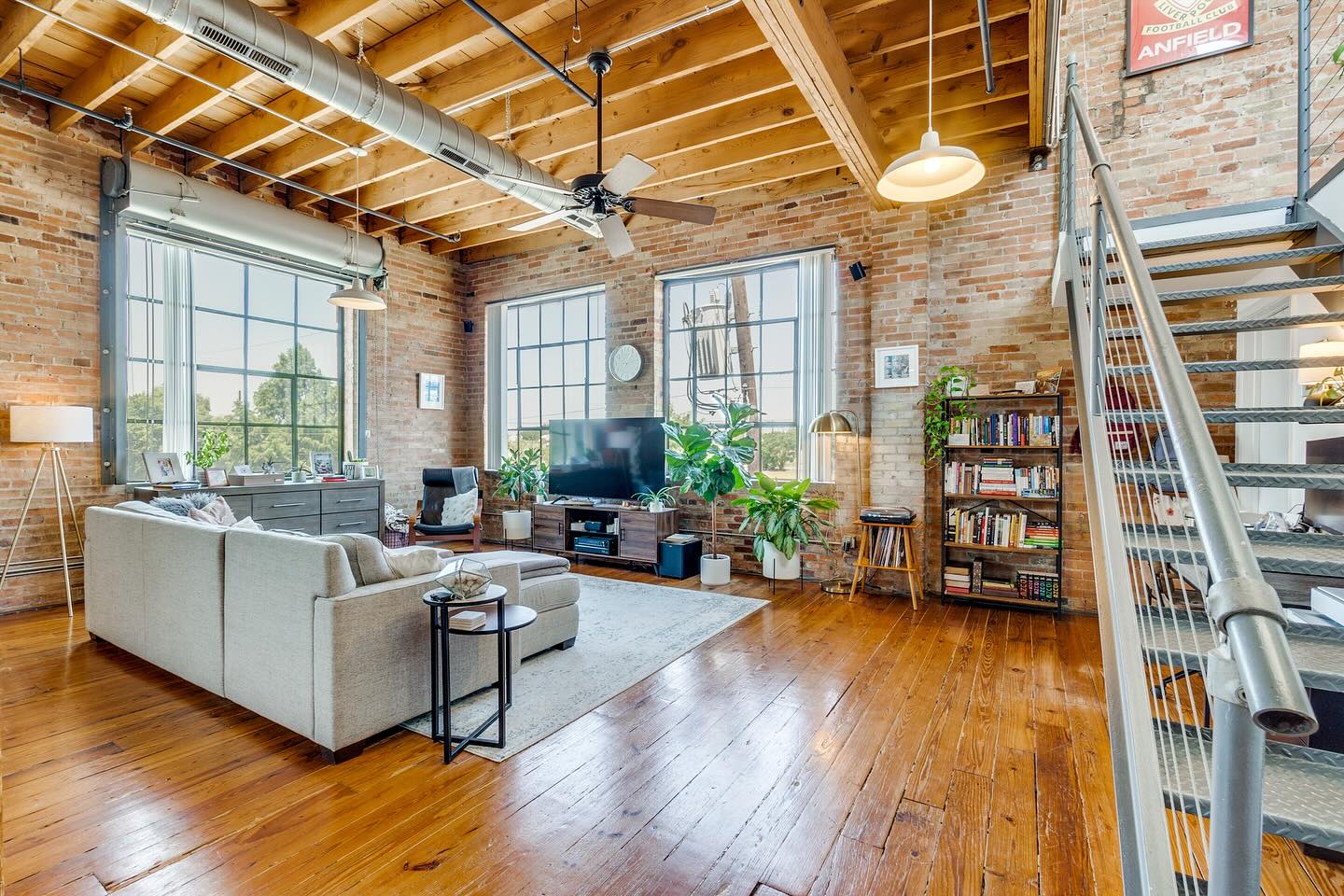 A canvas of creativity 🎨✨ Our tenant’s vision brought this loft to life, and we couldn’t love it more! ❤️ #expopark #expoparkdistrict #expoparkdallas #dallastexas #dallaslofts #dallasapartments