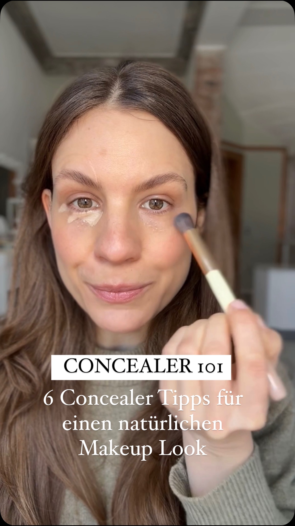 ✨Concealer 101✨ - Beauty Basics (vielleicht eine Idee für eine neue Reihe)🥰
Eure meist gestellte Frage: Wie schaffe ich es, dass Concealer sich nicht absetzt?
Die kurze und ehrliche Antwort: nicht zu 100 %! Wir haben alle Mimik- und Lachfältchen, das ist wunderbar und schön!🫶🏻🤍
Heute zeige ich euch aber 6 Tipps, wie ich den Concealer so lange wie möglich haltbar mache und dass er natürlich aussieht✨🤍
1. Feuchtigkeit, PREP - Die Haut unter den Augen ist dünner - damit sie etwas aufgepolstert wirkt und der Concealer sich gut auftragen lässt, ist eine gute Pflege als Vorbereitung wichtig, je nach Hauttyp.✨
2. Farbe, UNTERTÖNE - zu helle Concealer oder die falschen Untertöne sehen schnell maskenhaft oder nicht stimmig (zB gräulich / aschig) aus. Seid ihr kühlere Type, sollte der Ton nicht zu gelblich sein und wenn ihr wärmer seid, nicht zu rosastichig.✨
3. Menge, WENIGER IST MEHR- meine Beobachtung: die meisten nehmen immer noch viel zu viel Produkt. Den Concealer braucht ihr nicht unter dem kompletten Auge, nur im inneren Augenwinkel, auf dem Schatten schräg runter und äußeren Augenwinkel.✨
Wichtig: nicht zu nah an den unteren Wimpernkranz gehen mit der Farbe - dort sind die kleinsten Fältchen wo es sich sofort hineinsetzt und es lässt das Auge kleiner wirken. Lasst hier immer etwas Platz.✨
4. Pinsel, VERBLENDEN- nutzt einen kleinen, soften Pinsel (oder Finger), und tupft / presst den Concealer sanft in die Haut, erst zum Schluss lasst ihr ihn dann leicht ‚auslaufen‘ in die Mitte. Nicht hin und her wischen/verstreichen.✨
5. Deckkraft aufbauen - COLOR CORRECTOR- optional die Deckkraft in dünnen Schichten aufbauen, oder zB mit einem Color Corrector vorher oder nachher (bei dunklen oder blauen Schatten wichtig).✨
6. Setten , PUDER - wenn Puder, dann ein ganz leichtes Transparentpuder und ein kleiner (!), weicher Pinsel. Das Puder gut in den Pinsel einarbeiten, BEVOR ihr auf die Haut geht. Sanft tupfend arbeiten und nicht unter dem kompletten Auge anwenden. Wenig nehmen! Bei sehr trockener Haut weglassen.✨
Habt ihr euch bei einem Schritt wiedergefunden? 😌
Und was für ein Produkt soll als Nächstes kommen zum Thema Beauty Basics? ✨🥰