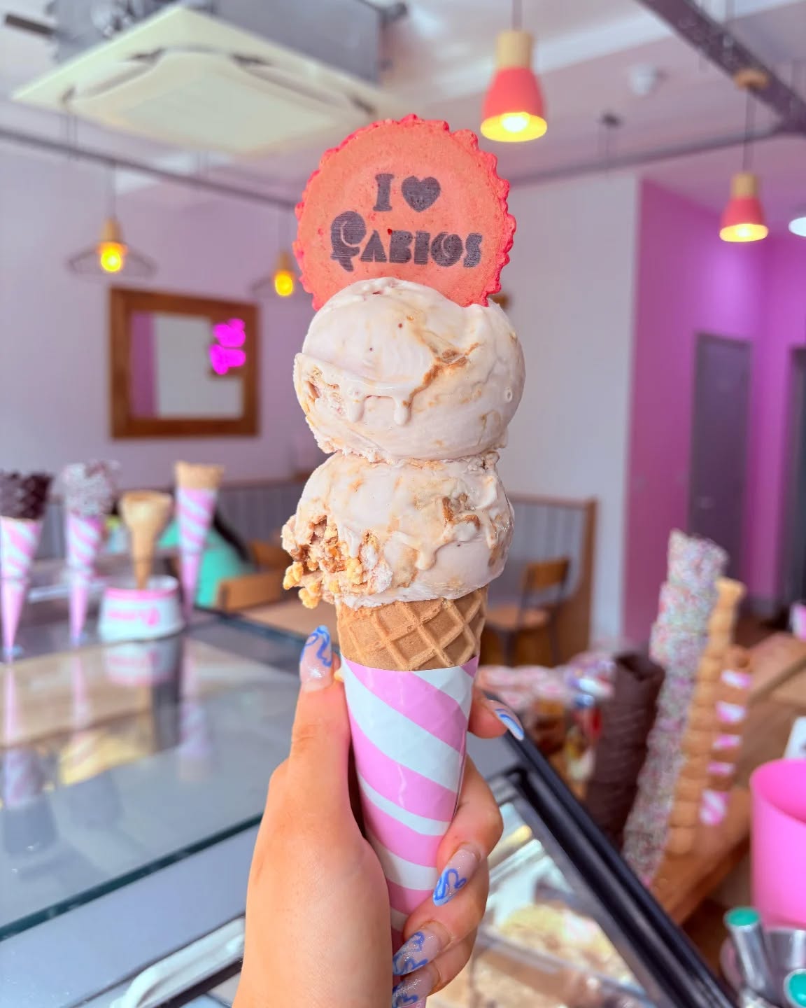 Head to Facebook to play guess the flavour of this beauty.
#guesstheflavour #competition #winnerwinner #gelato #willywonka #hitchin #letchworth #familybusiness